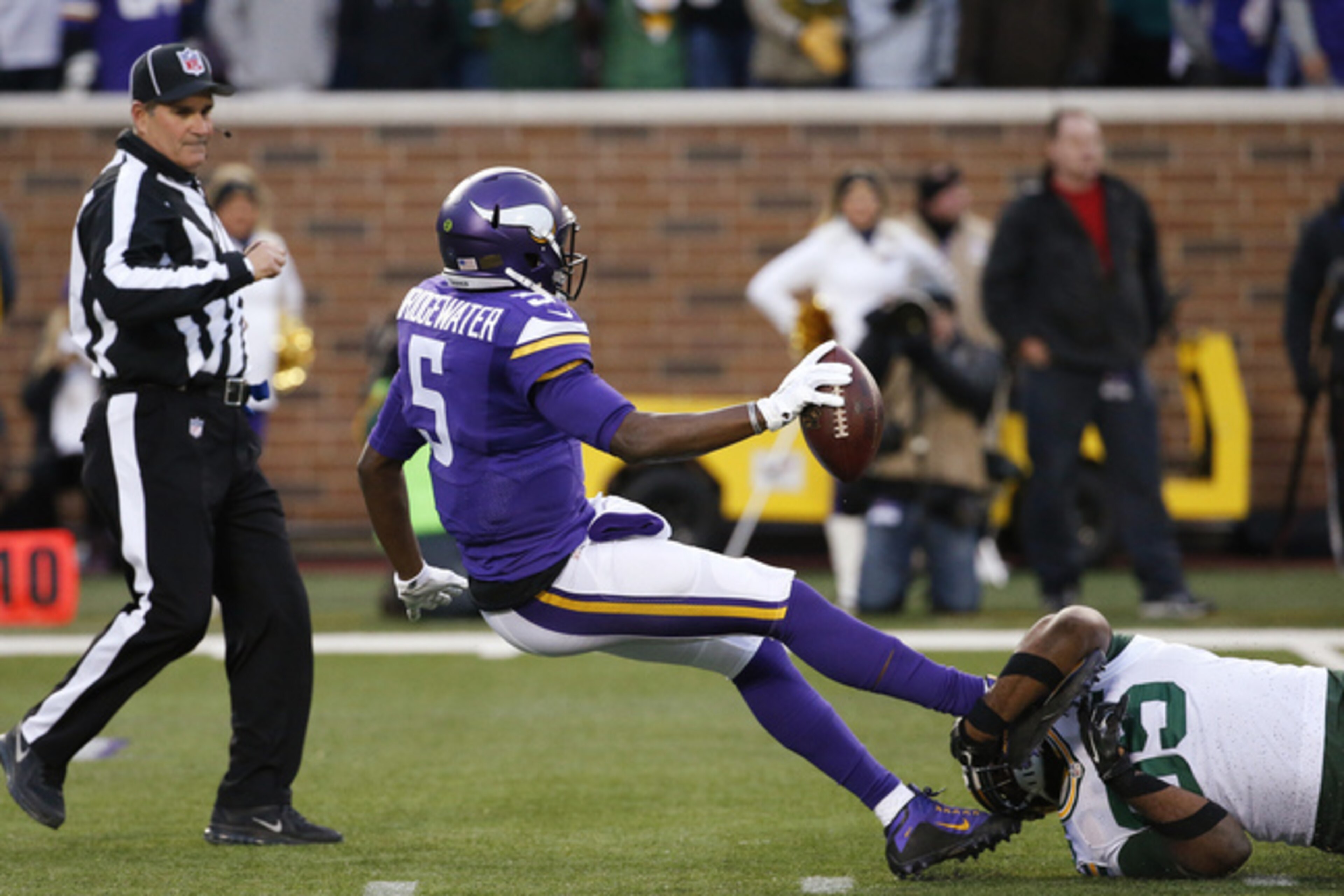 Datone Jones takes down Teddy Bridgewater