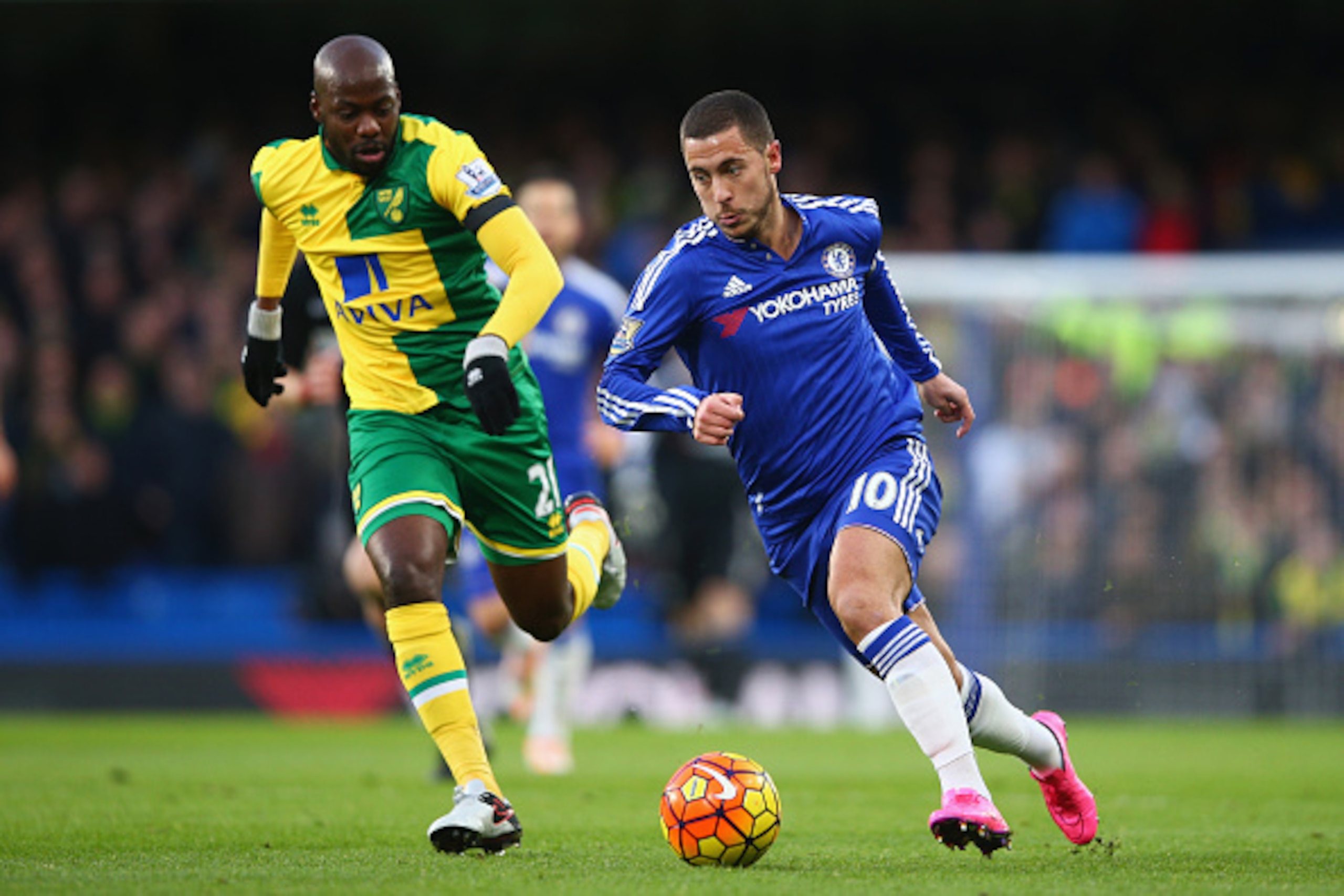 LONDON, ENGLAND - NOVEMBER 21: Eden Hazard of Chelsea and Youssouf Mulumbu of Norwich City compete for the ball during the Barclays Premier League match between Chelsea and Norwich City at Stamford Bridge on November 21, 2015 in London, England. (Photo b LONDON, ENGLAND - NOVEMBER 21: Eden Hazard of Chelsea and Youssouf Mulumbu of Norwich City compete for the ball during the Barclays Premier League match between Chelsea and Norwich City at Stamford Bridge on November 21, 2015 in London, England. (Photo b