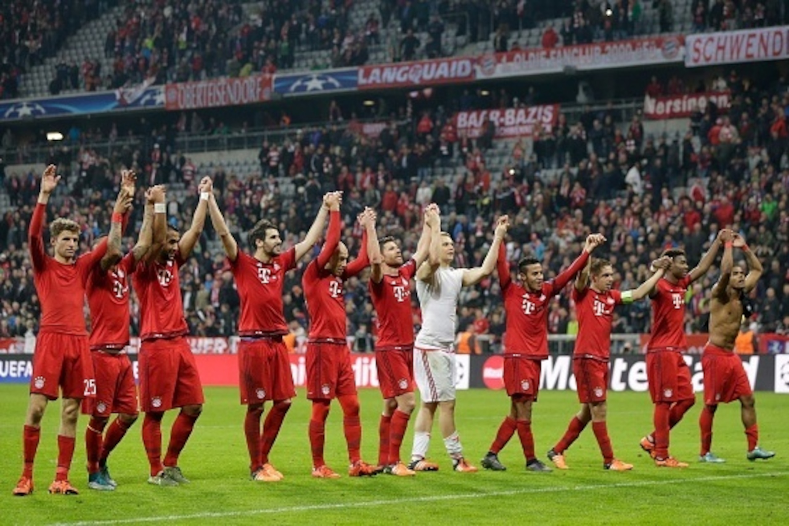 Bayern Munchen celebrate 5-1 against Arsenal during the Champion League group F match between FC Bayern Munich and Arsenal FC on November 4, 2015 at the Allianz Arena in Munich, Germany(Photo by VI Images via Getty Images)