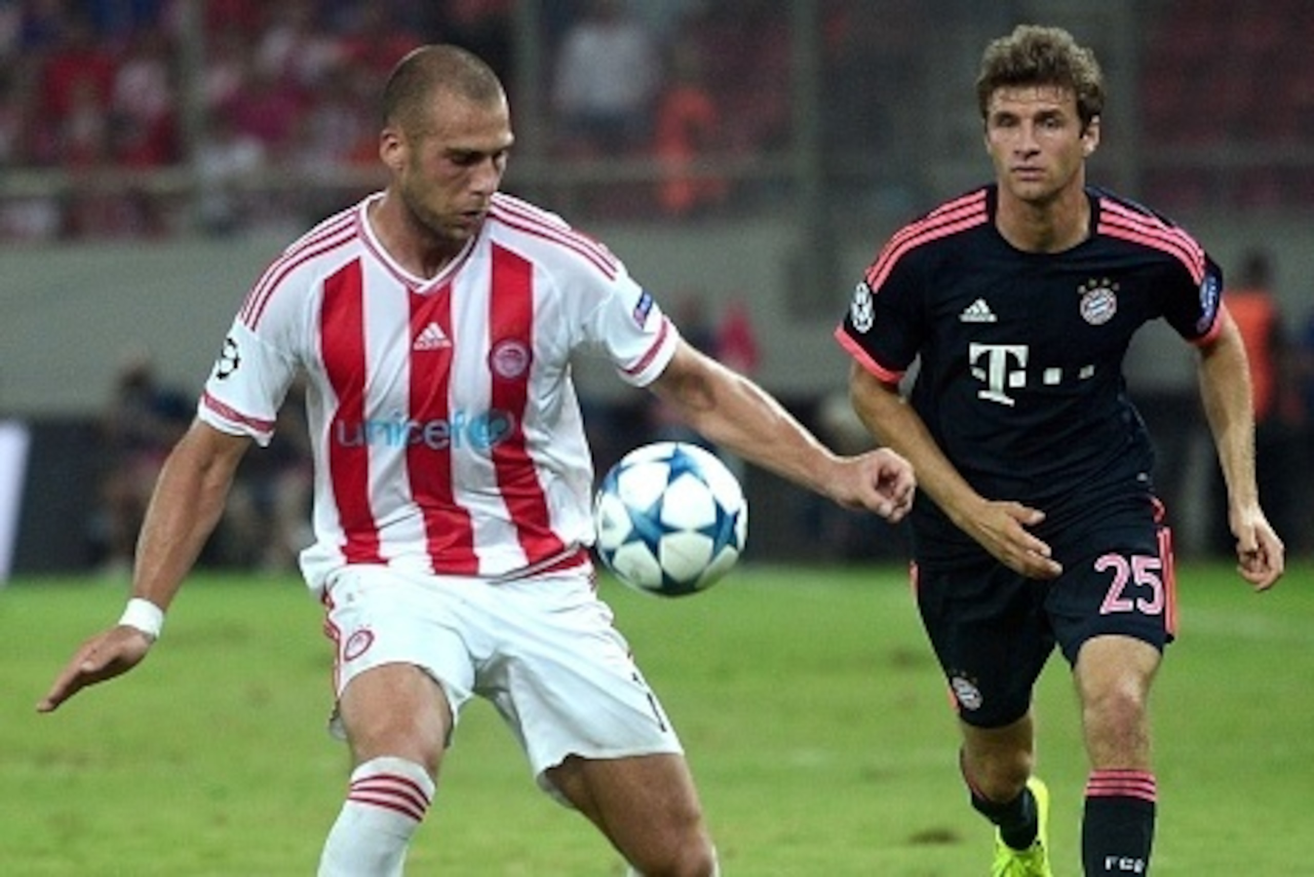 Bayern Munich's German forward Thomas Mueller (R) vies with Olympiacos' Swiss midfielder Pajtim Kasami , during their  group F Champions League match at the Karaiskaki stadium in Piraeus near Athens on September 16, 2015 . AFP PHOTO/ LOUISA GOULIAMAKI    