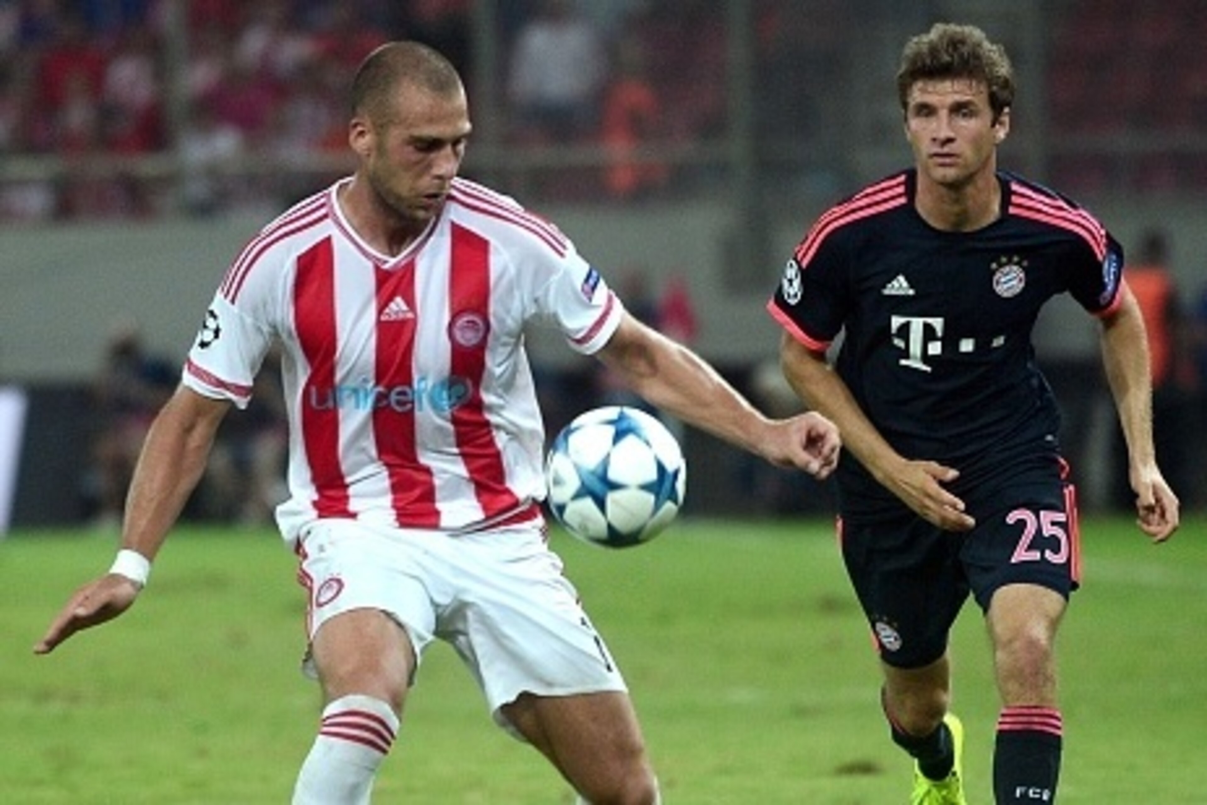 Bayern Munich's German forward Thomas Mueller (R) vies with Olympiacos' Swiss midfielder Pajtim Kasami , during their group F Champions League match at the Karaiskaki stadium in Piraeus near Athens on September 16, 2015 . AFP PHOTO/ LOUISA GOULIAMAKI Bayern Munich's German forward Thomas Mueller (R) vies with Olympiacos' Swiss midfielder Pajtim Kasami , during their group F Champions League match at the Karaiskaki stadium in Piraeus near Athens on September 16, 2015 . AFP PHOTO/ LOUISA GOULIAMAKI