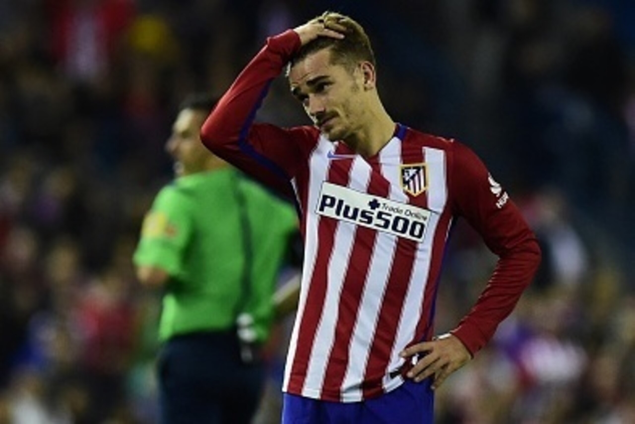 Atletico Madrid's French forward Antoine Griezmann gestures during the Spanish league football match Club Atletico de Madrid vs Real Sporting de Gijon at the Vicente Calderon stadium in Madrid on November 8, 2015. AFP PHOTO/ PIERRE-PHILIPPE MARCOU        