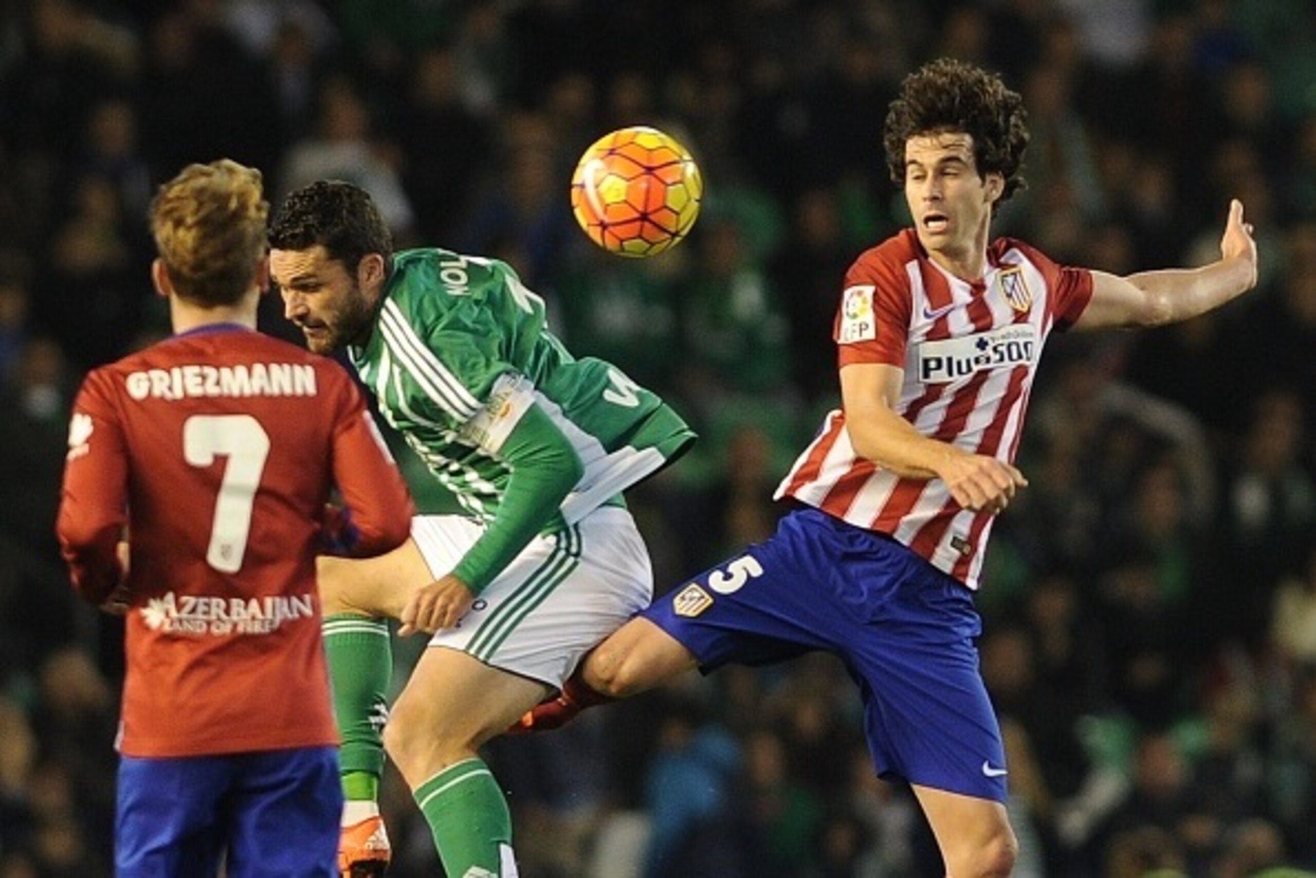Betis' defender Jorge Molina (L) vies with Atletico Madrid's midfielder Koke (R) during the Spanish league football match Real Betis Balompie vs Club Atletico de Madrid at the Benito Villamarin stadium in Sevilla on November 22, 2015. Atletico won 0-1.  A