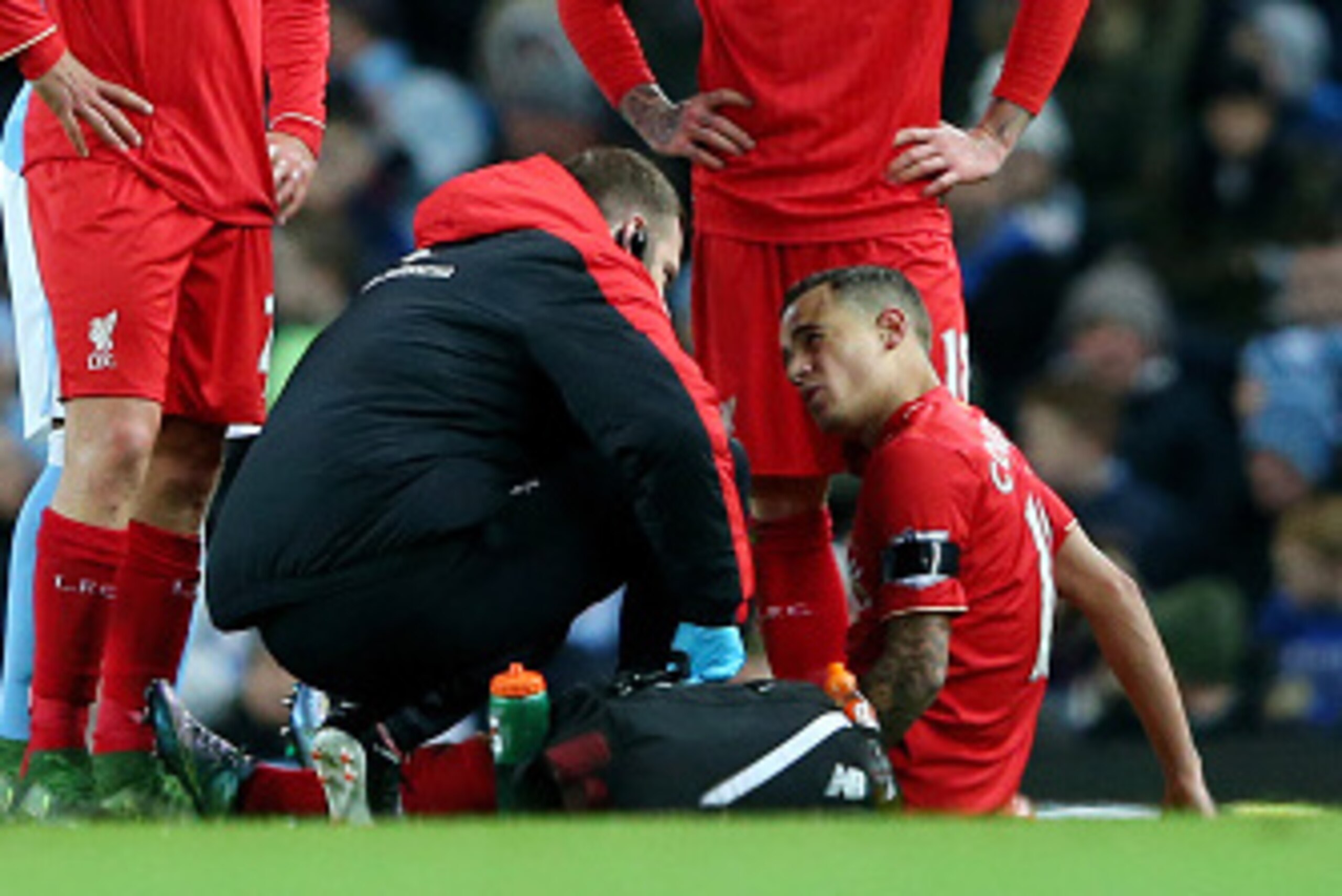 MANCHESTER, ENGLAND - NOVEMBER 21: Philippe Coutinho of Liverpool receives medical treatment during the Barclays Premier League match between Manchester City and Liverpool at Etihad Stadium on November 21, 2015 in Manchester, England.  (Photo by Alex Live