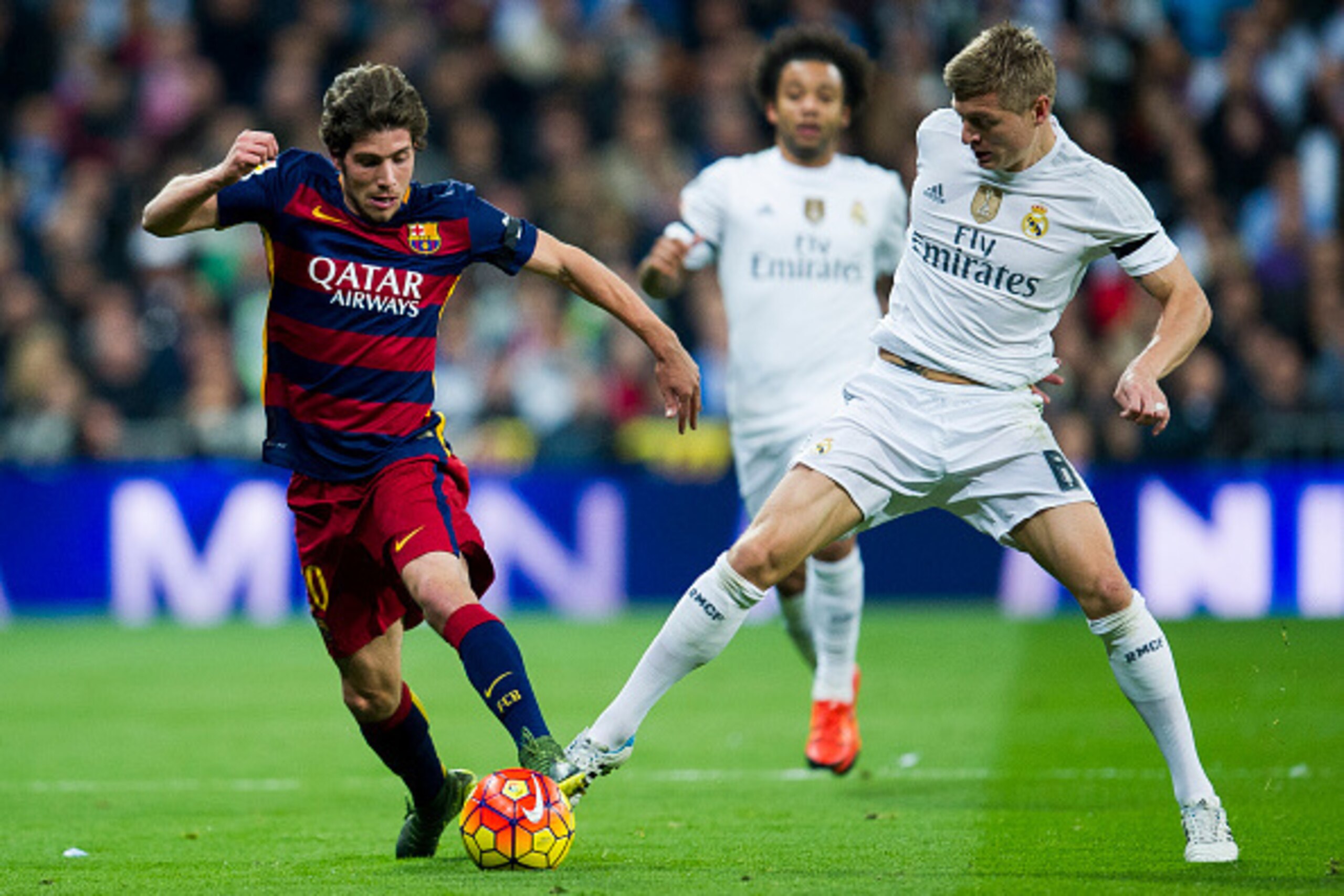 MADRID, SPAIN - NOVEMBER 21:  Toni Kroos of Real Madrid duels for the ball with Sergi Roberto of Barcelona during the La Liga match between Real Madrid CF and FC Barcelona at Estadio Santiago Bernabeu on November 21, 2015 in Madrid, Spain.  (Photo by Juan