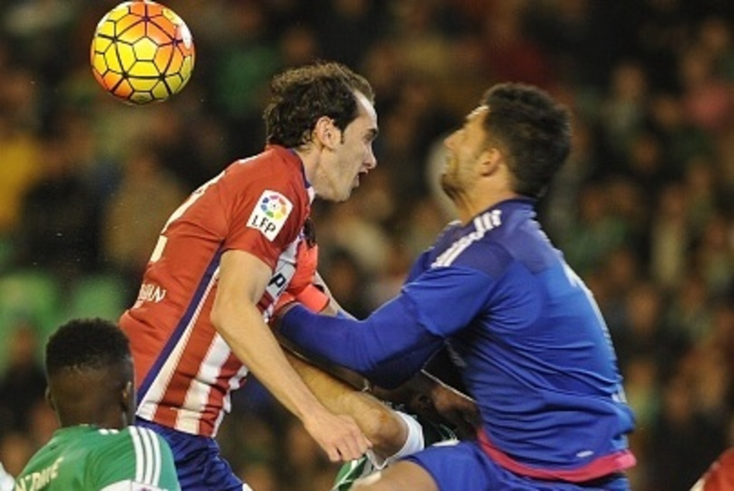 Betis' goalkeeper Adan (R) vies with Atletico Madrid's Uruguayan defender Diego Godin (L) during the Spanish league football match Real Betis Balompie vs Club Atletico de Madrid at the Benito Villamarin stadium in Sevilla on November 22, 2015.  AFP PHOTO 