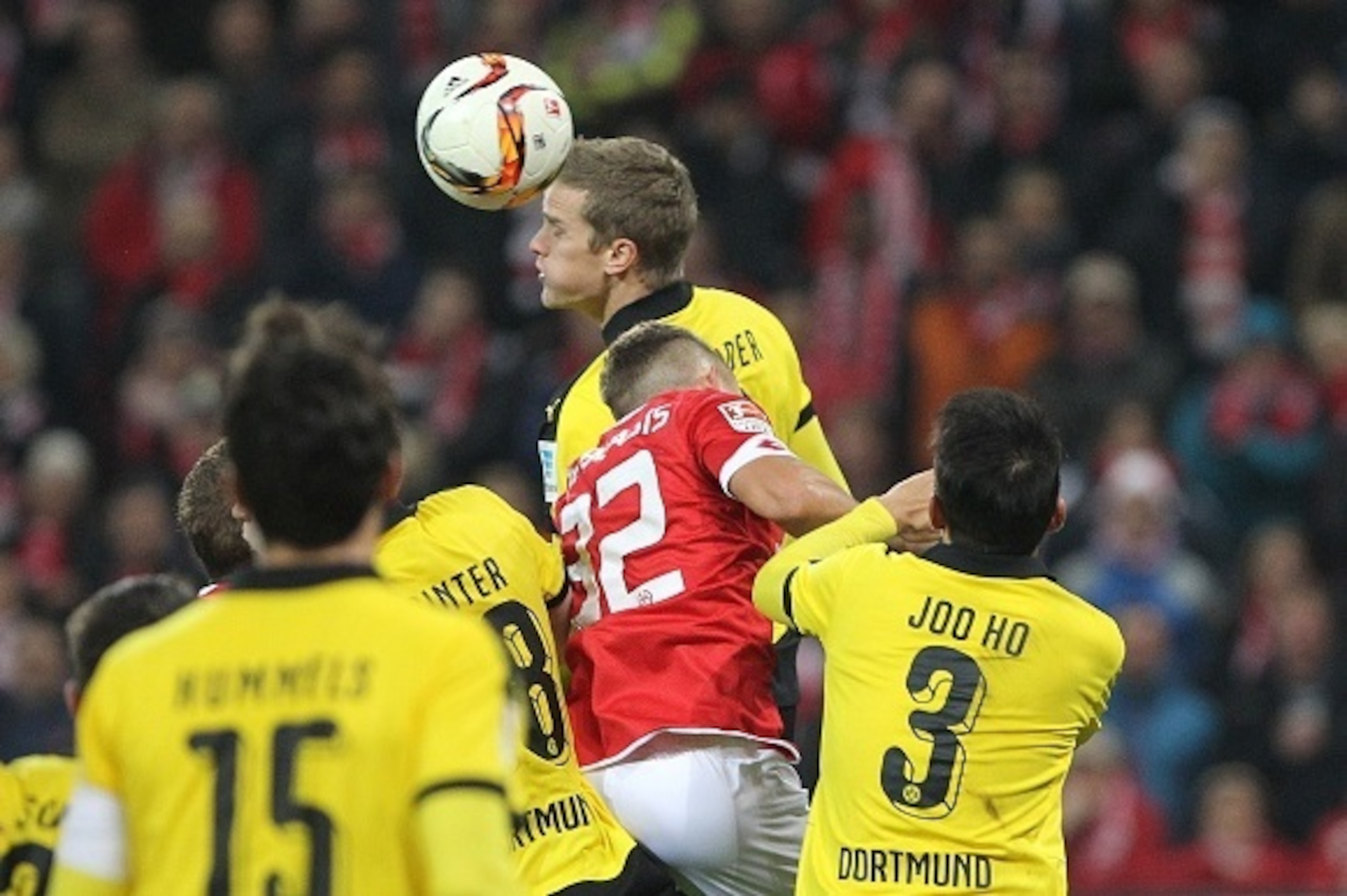 Dortmund's midfielder Sven Bender (C) heads for the ball during the German first division Bundesliga football match FSV Mainz 05 vs Borussia Dortmund in Mainz, western Germany, on October 16, 2015.    AFP PHOTO / DANIEL ROLAND

RESTRICTIONS: DURING MATCH 