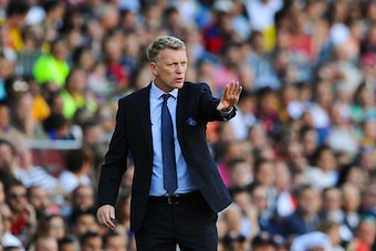 BARCELONA, SPAIN - MAY 09:  Head coach David Moyes of Real Sociedad directs his players during the La Liga match between FC Barcelona and Real Sociedad de Futbol at Camp Nou on May 9, 2015 in Barcelona, Spain.  (Photo by David Ramos/Getty Images)