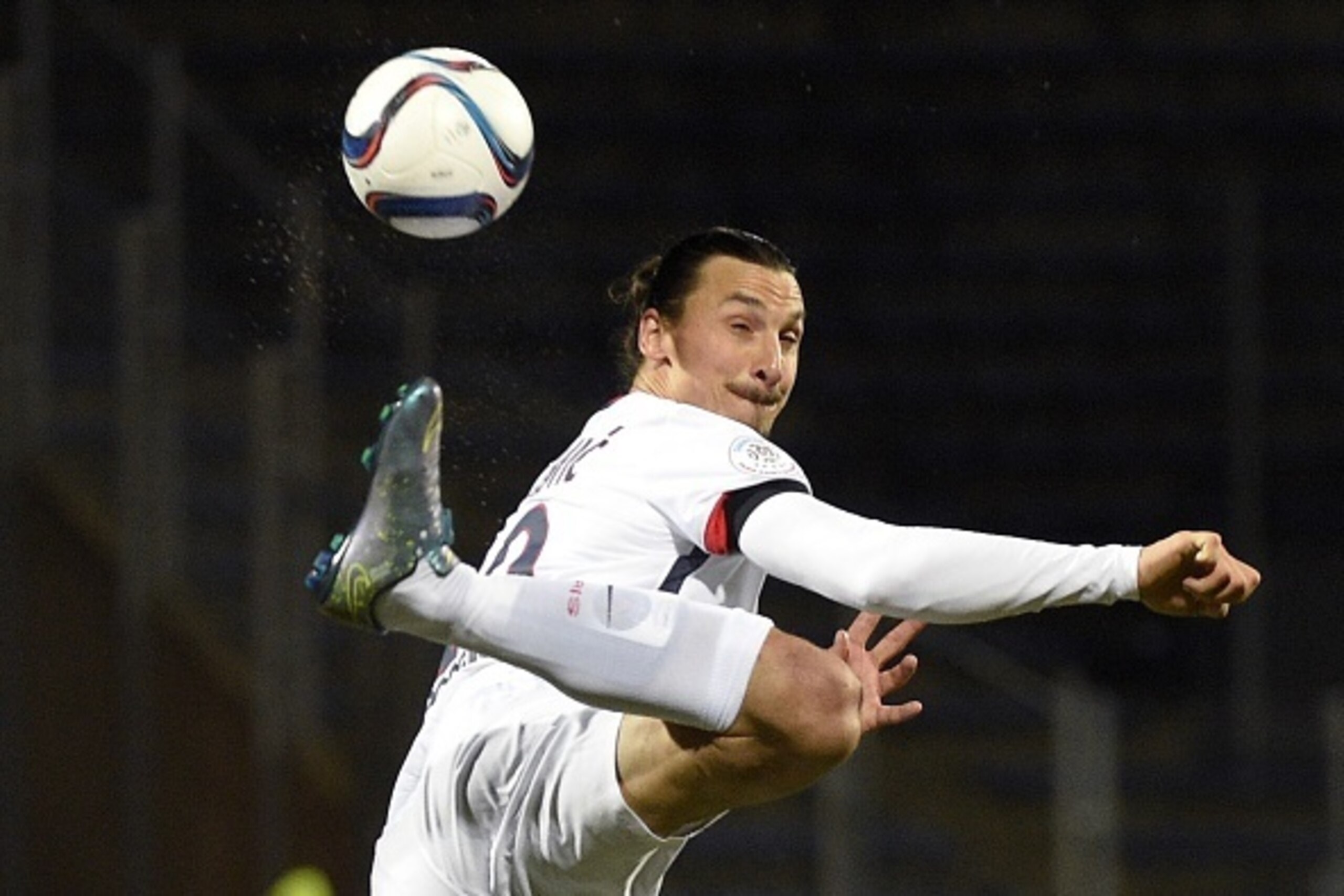 Paris Saint-Germain's Swedish forward Zlatan Ibrahimovic kicks the ball during the French L1 football match Lorient against Paris Saint Germain on November 21, 2015 at the Moustoir stadium in Lorient, western France. AFP PHOTO / DAMIEN MEYER (Photo Paris Saint-Germain's Swedish forward Zlatan Ibrahimovic kicks the ball during the French L1 football match Lorient against Paris Saint Germain on November 21, 2015 at the Moustoir stadium in Lorient, western France. AFP PHOTO / DAMIEN MEYER (Photo