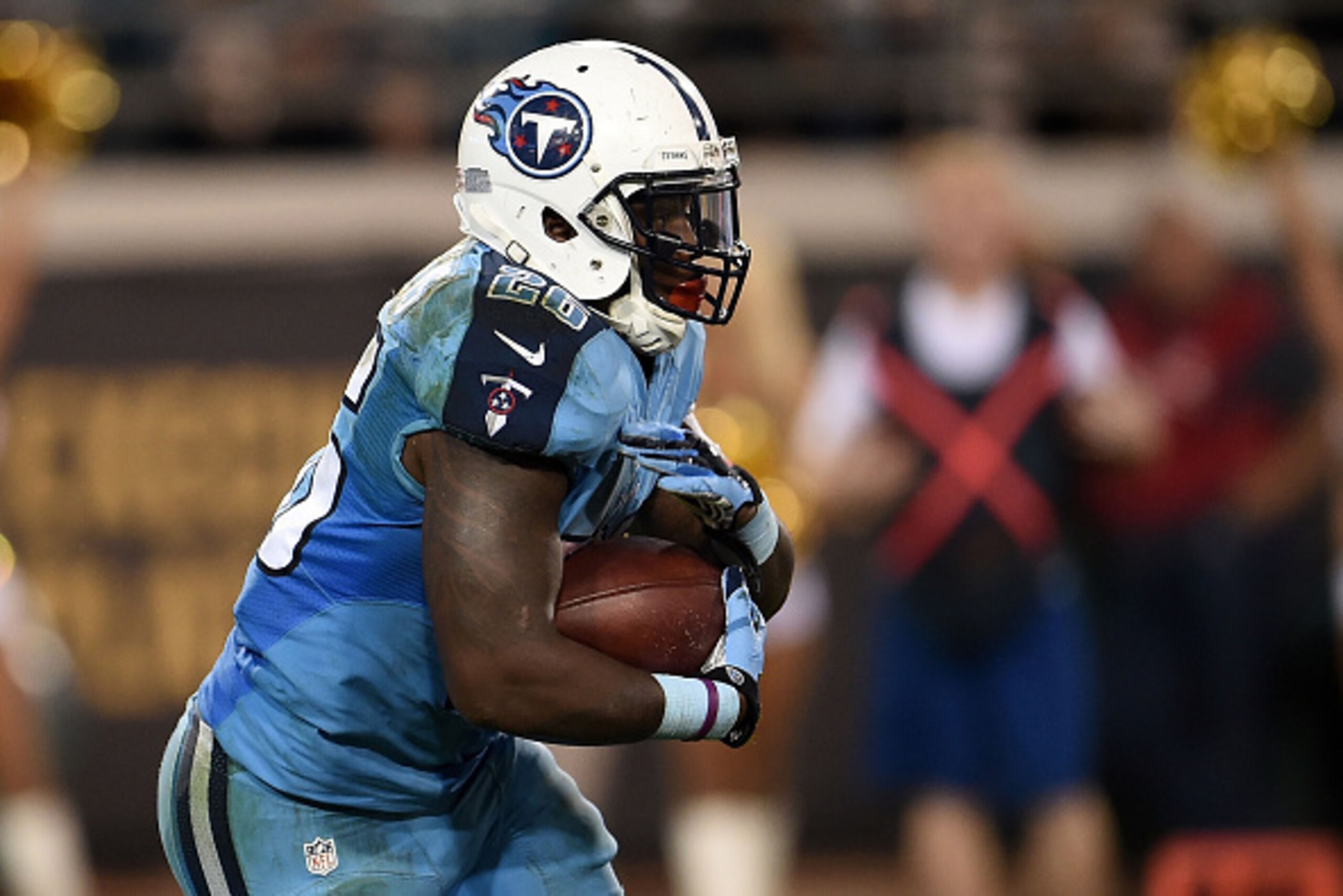 JACKSONVILLE, FL - NOVEMBER 19: Antonio Andrews #26 of the Tennessee Titans runs for yards during a game against the Jacksonville Jaguars at EverBank Field on November 19, 2015 in Jacksonville, Florida. Jacksonville defeated Tennessee 19-13. (Photo by JACKSONVILLE, FL - NOVEMBER 19: Antonio Andrews #26 of the Tennessee Titans runs for yards during a game against the Jacksonville Jaguars at EverBank Field on November 19, 2015 in Jacksonville, Florida. Jacksonville defeated Tennessee 19-13. (Photo by