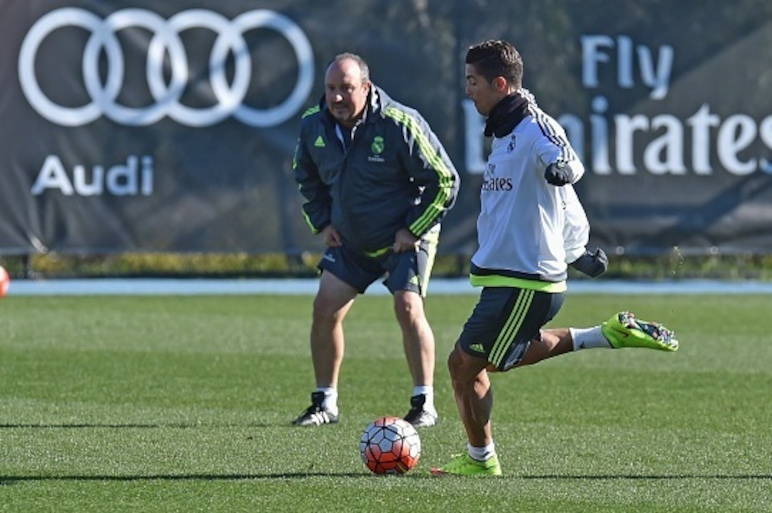 Real Madrid's coach Rafa Benitez (L) watches forward Cristiano Ronaldo (R) during a team training session during the International Champions Cup tournament in Melbourne on July 20, 2015. AFP PHOTO / Paul CROCK -- IMAGE RESTRICTED TO EDITORIAL USE - STRICT