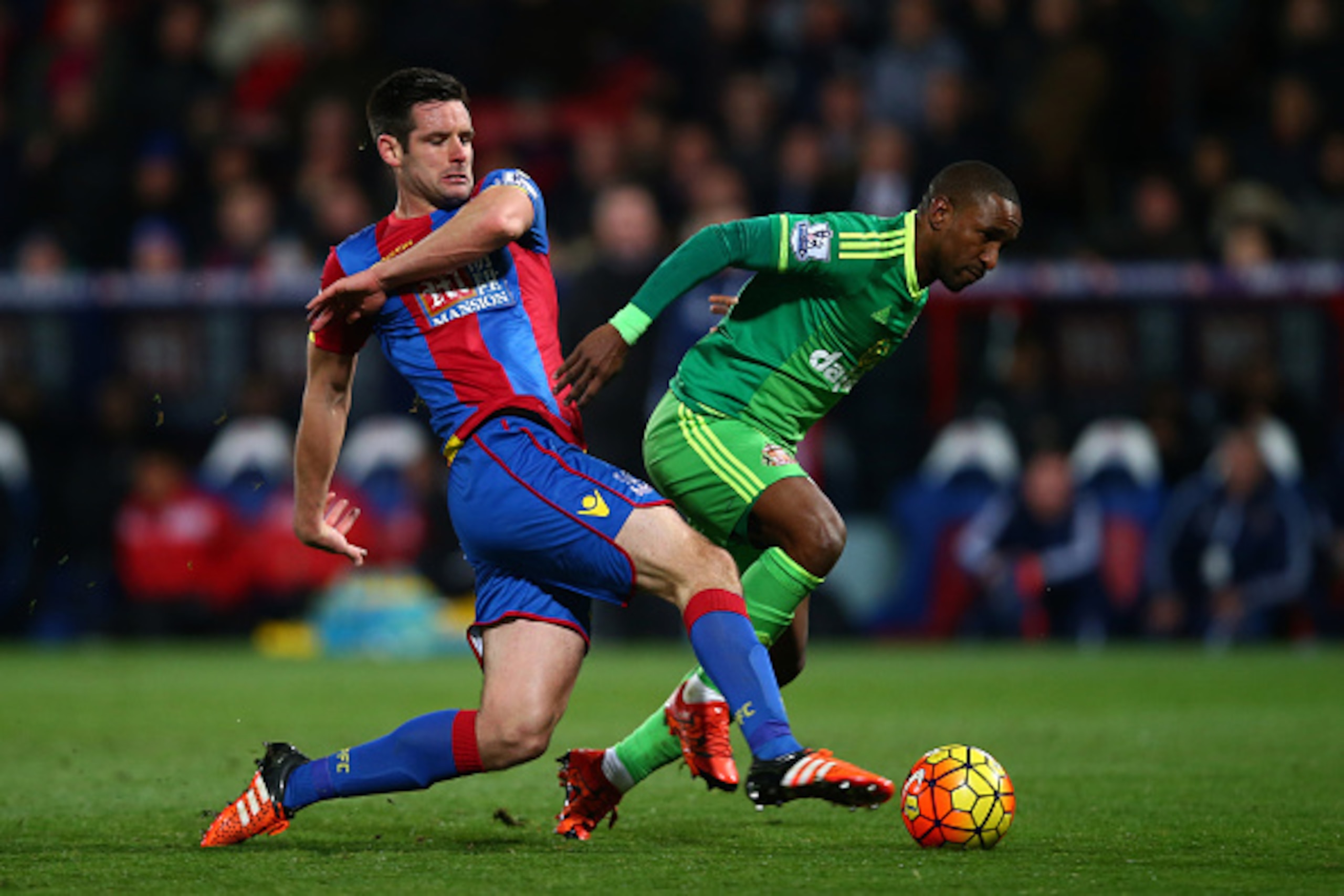 LONDON, ENGLAND - NOVEMBER 23:  Jermain Defoe of Sunderland goes past Scott Dann of Crystal Palace on his wat to scoring the opening goal during the Barclays Premier League match between Crystal Palace and Sunderland at Selhurst Park on November 23, 2015 