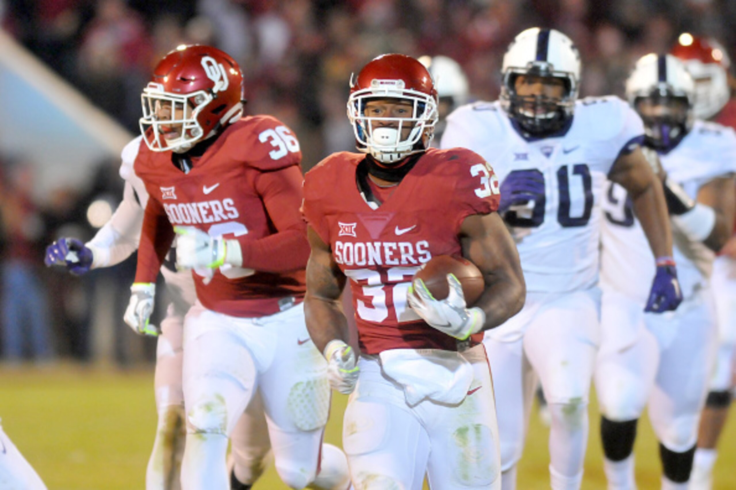 NORMAN, OK - NOVEMBER 21: Running back Samaje Perine #32 of the Oklahoma Sooners runs for a second half touchdown against the TCU Horned Frogs on November 21, 2015 at the Gaylord Family Oklahoma Memorial Stadium in Norman, Oklahoma. (Photo by Jackson Laiz