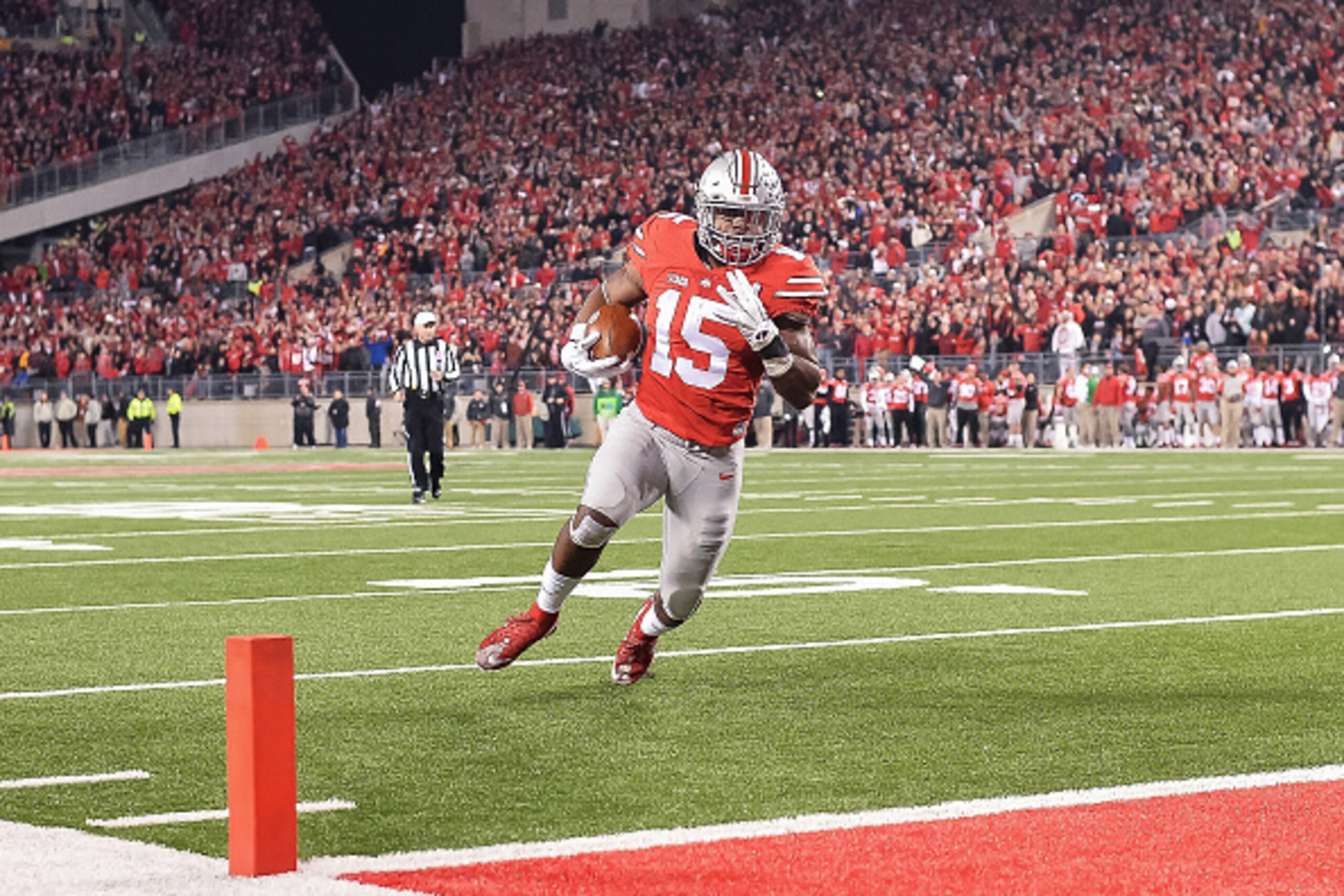 COLUMBUS, OH - NOVEMBER 7: Ezekiel Elliott #15 of the Ohio State Buckeyes runs with the ball against the Minnesota Golden Gophers at Ohio Stadium on November 7, 2015 in Columbus, Ohio. (Photo by Jamie Sabau/Getty Images) COLUMBUS, OH - NOVEMBER 7: Ezekiel Elliott #15 of the Ohio State Buckeyes runs with the ball against the Minnesota Golden Gophers at Ohio Stadium on November 7, 2015 in Columbus, Ohio. (Photo by Jamie Sabau/Getty Images)