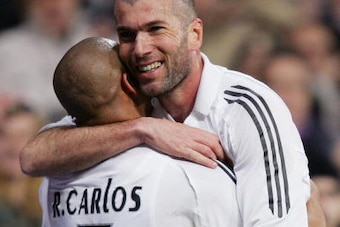 Madrid, SPAIN:  Real Madrid Zinedine Zidane (R) is congratuled by his teamates Roberto Carlos after scoring during their Spanish league football match against Espanyol Barcelona at the Santiago Bernabeu stadium in Madrid, 04 february 2006.  AFP PHOTO/PHIL