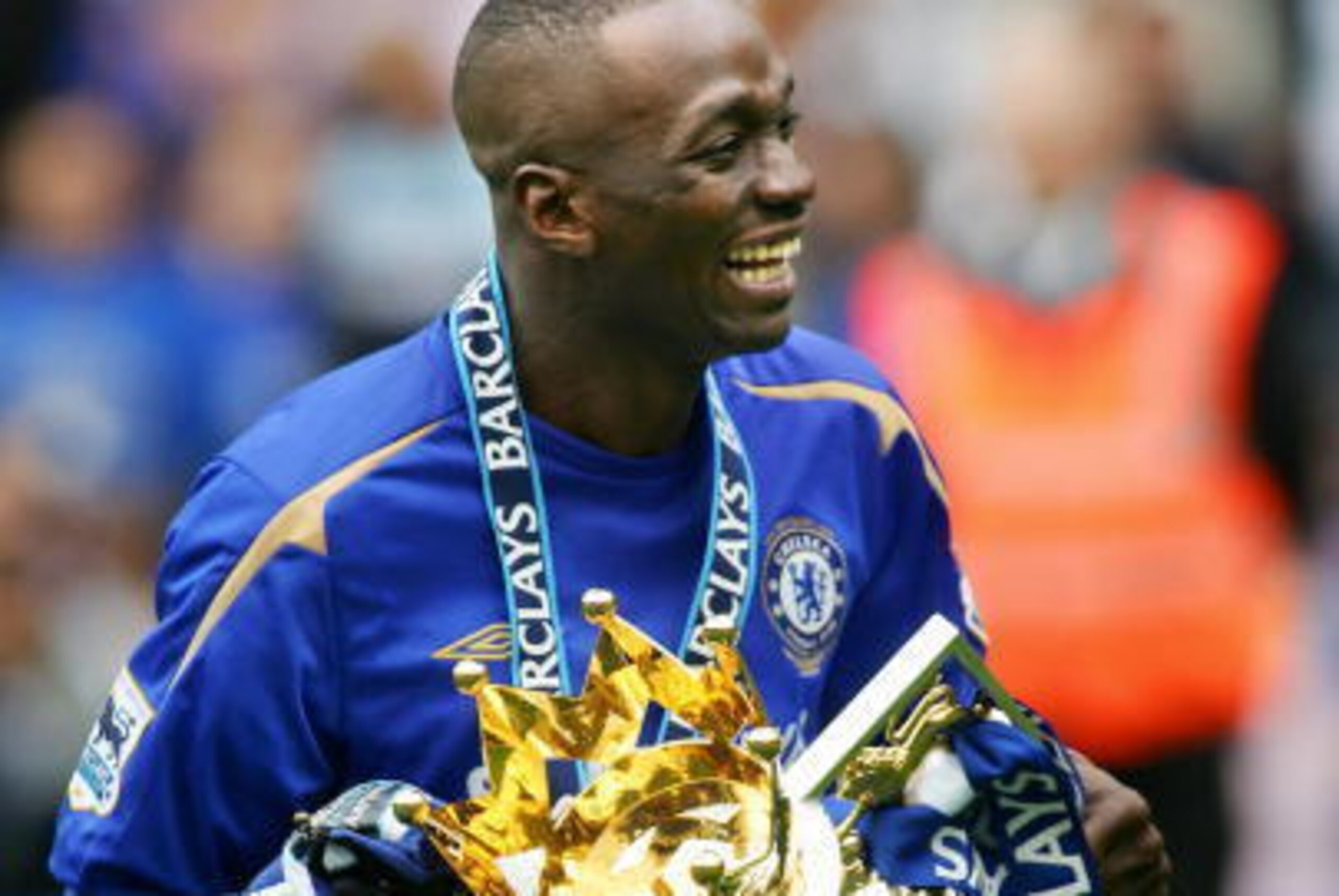 London, UNITED KINGDOM:  Chelsea's Claude Makelele runs holding the Premiership trophy during the celebrations after defeating Manchester United to win the Premiership title at Stamford Bridge in London, 29 April 2006. Chelsea won the game 3-0. AFP PHOTO 
