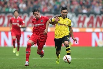 Hanover's midfielder Edgar Prib (L) vies with Dortmund's midfielder Ilkay Guendogan during the German first division Bundesliga football match Hannover 96 v Borussia Dortmund, in Hannover, on September 12, 2015.  AFP PHOTO /  RONNY HARTMANN  RESTRICTIONS: