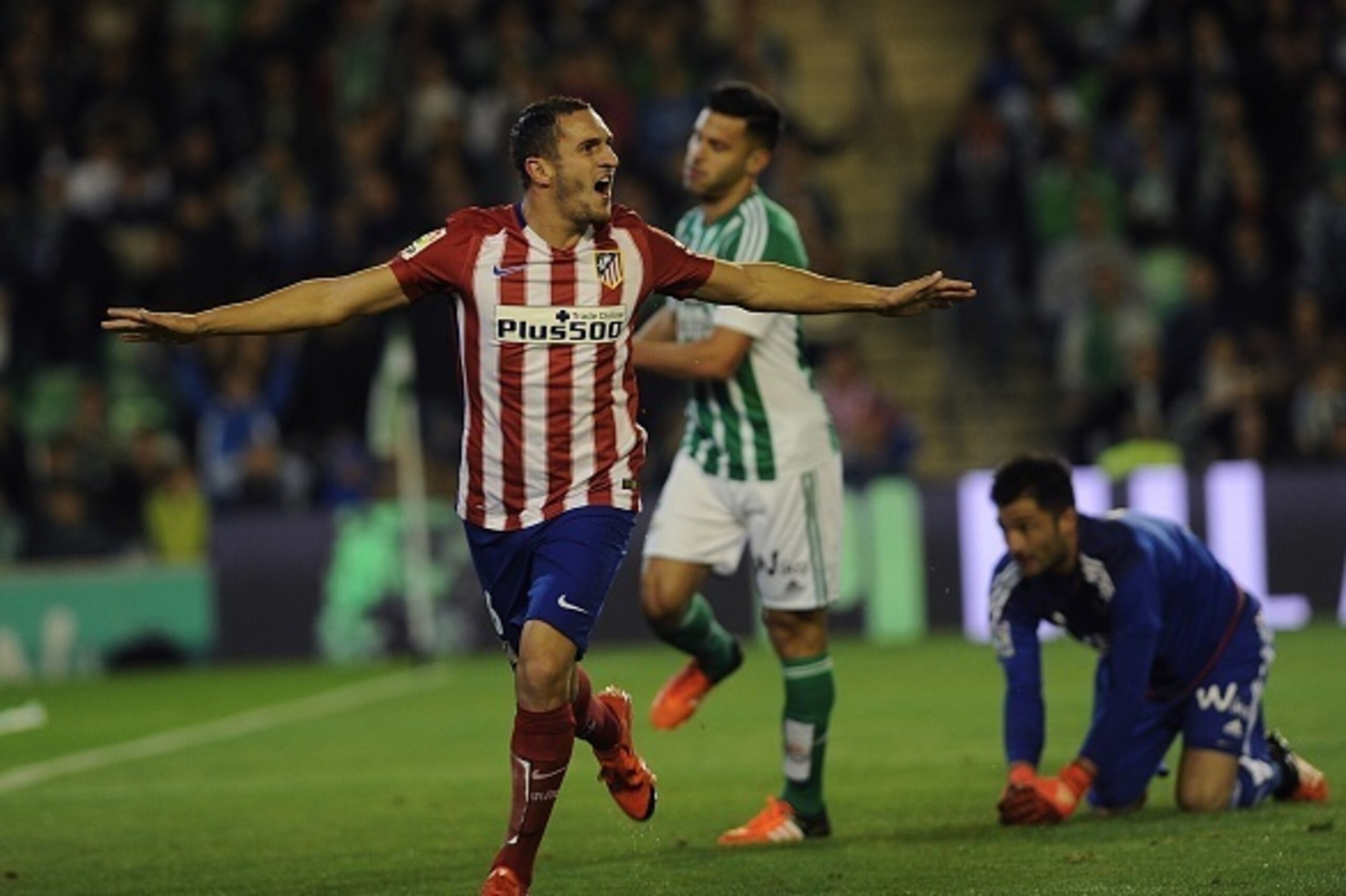 Atletico Madrid's midfielder Koke (L) celebrates after scoring a goal during the Spanish league football match Real Betis Balompie vs Club Atletico de Madrid at the Benito Villamarin stadium in Sevilla on November 22, 2015.  AFP PHOTO / CRISTINA QUICLER  