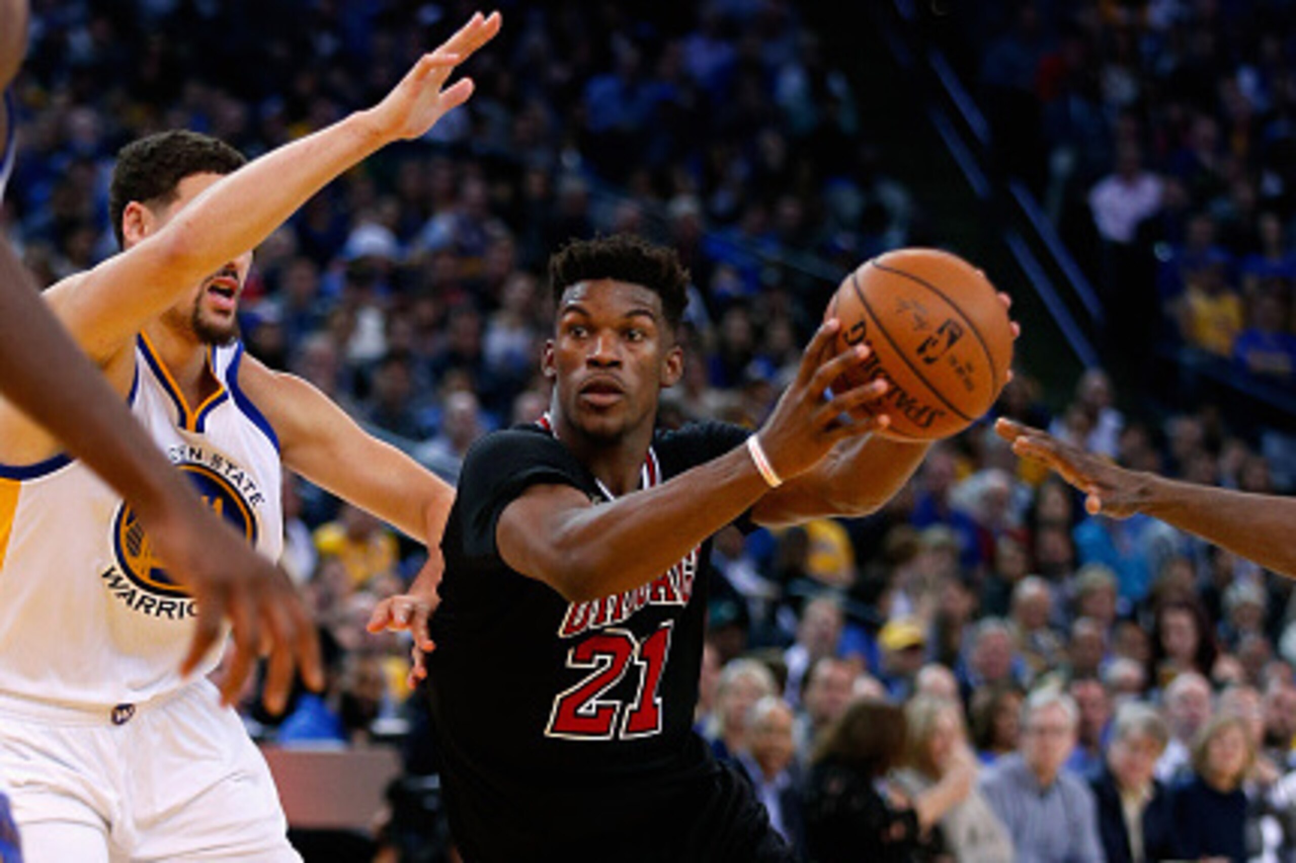 OAKLAND, CA - NOVEMBER 20: Jimmy Butler #21 of the Chicago Bulls dribbles past Klay Thompson #11 of the Golden State Warriors at ORACLE Arena on November 20, 2015 in Oakland, California. NOTE TO USER: User expressly acknowledges and agrees that, by down OAKLAND, CA - NOVEMBER 20: Jimmy Butler #21 of the Chicago Bulls dribbles past Klay Thompson #11 of the Golden State Warriors at ORACLE Arena on November 20, 2015 in Oakland, California. NOTE TO USER: User expressly acknowledges and agrees that, by down