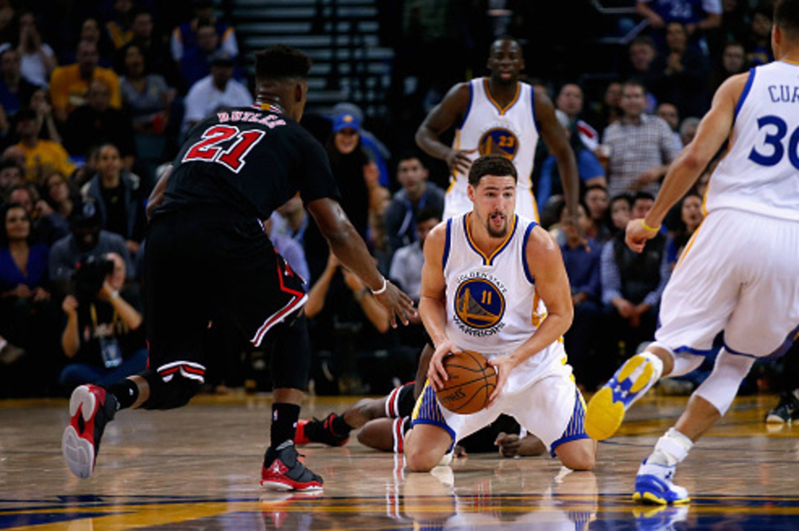 OAKLAND, CA - NOVEMBER 20: Klay Thompson #11 of the Golden State Warriors passes the ball to Stephen Curry #30 while Jimmy Butler #21 of the Chicago Bulls plays defense at ORACLE Arena on November 20, 2015 in Oakland, California. NOTE TO USER: User expr OAKLAND, CA - NOVEMBER 20: Klay Thompson #11 of the Golden State Warriors passes the ball to Stephen Curry #30 while Jimmy Butler #21 of the Chicago Bulls plays defense at ORACLE Arena on November 20, 2015 in Oakland, California. NOTE TO USER: User expr