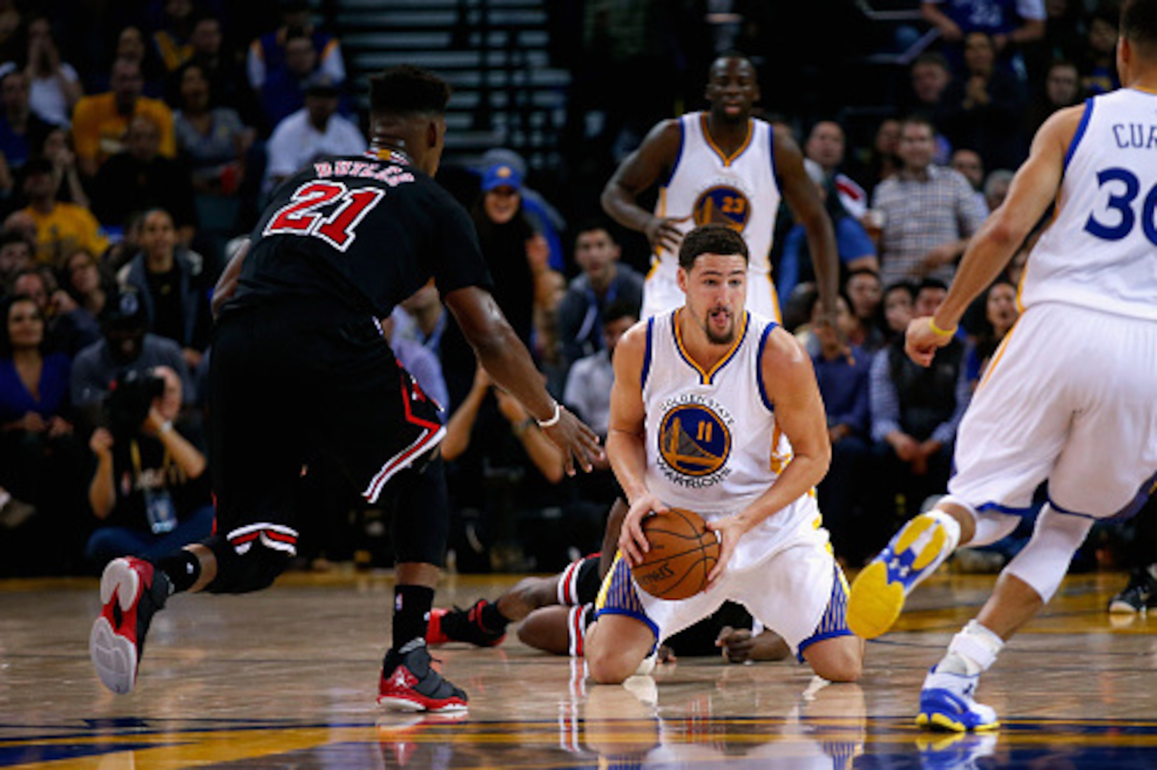 OAKLAND, CA - NOVEMBER 20:  Klay Thompson #11 of the Golden State Warriors passes the ball to Stephen Curry #30 while Jimmy Butler #21 of the Chicago Bulls plays defense at ORACLE Arena on November 20, 2015 in Oakland, California.  NOTE TO USER: User expr