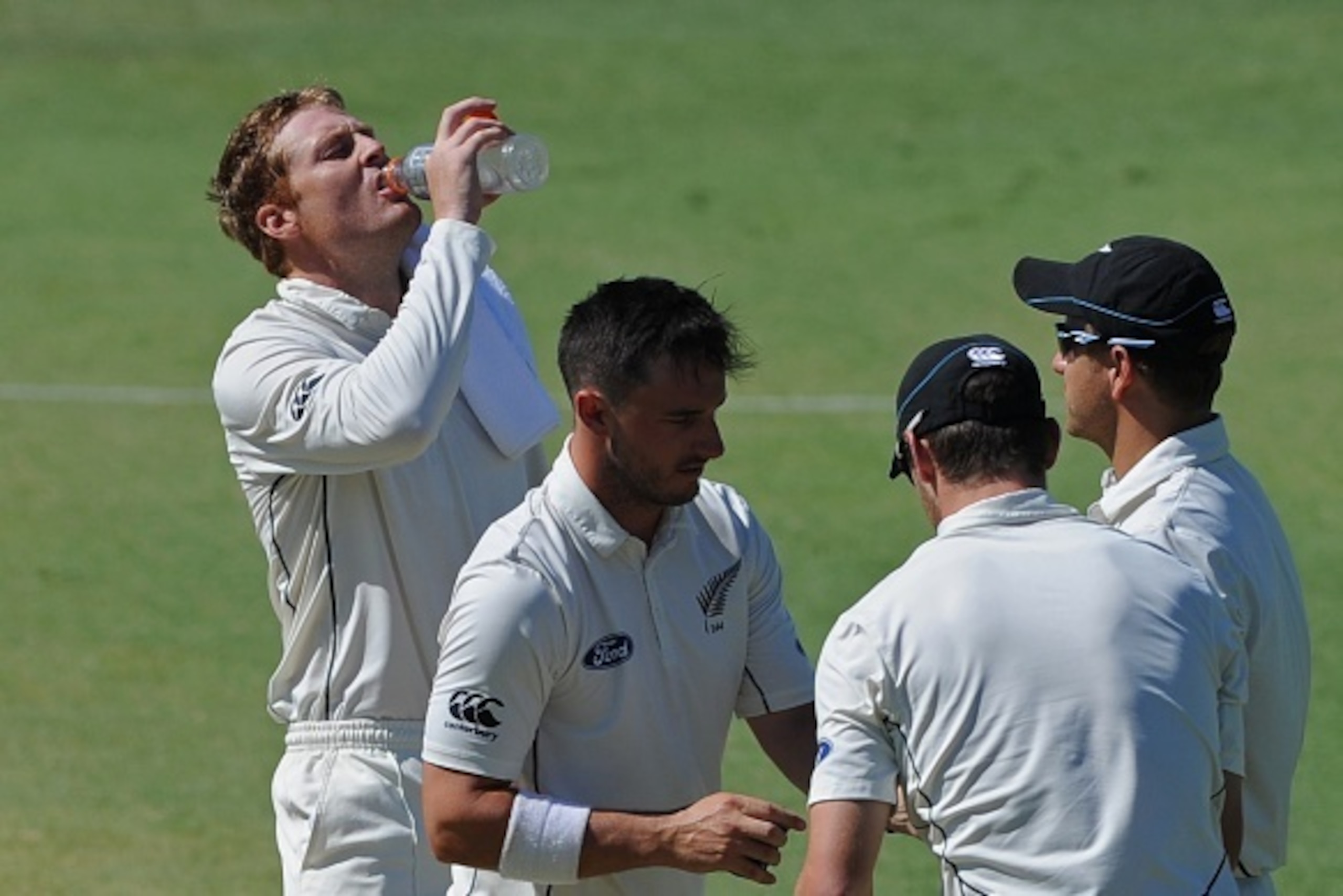New Zealand's Martin Guptill (L) and teammate Hamish Rutherford (C) take a drinks break on the final day of a cricket tour match between New Zealand and Western Australia in Perth on November 22, 2015. AFP PHOTO / Greg WOOD
--IMAGE RESTRICTED TO EDITORIAL
