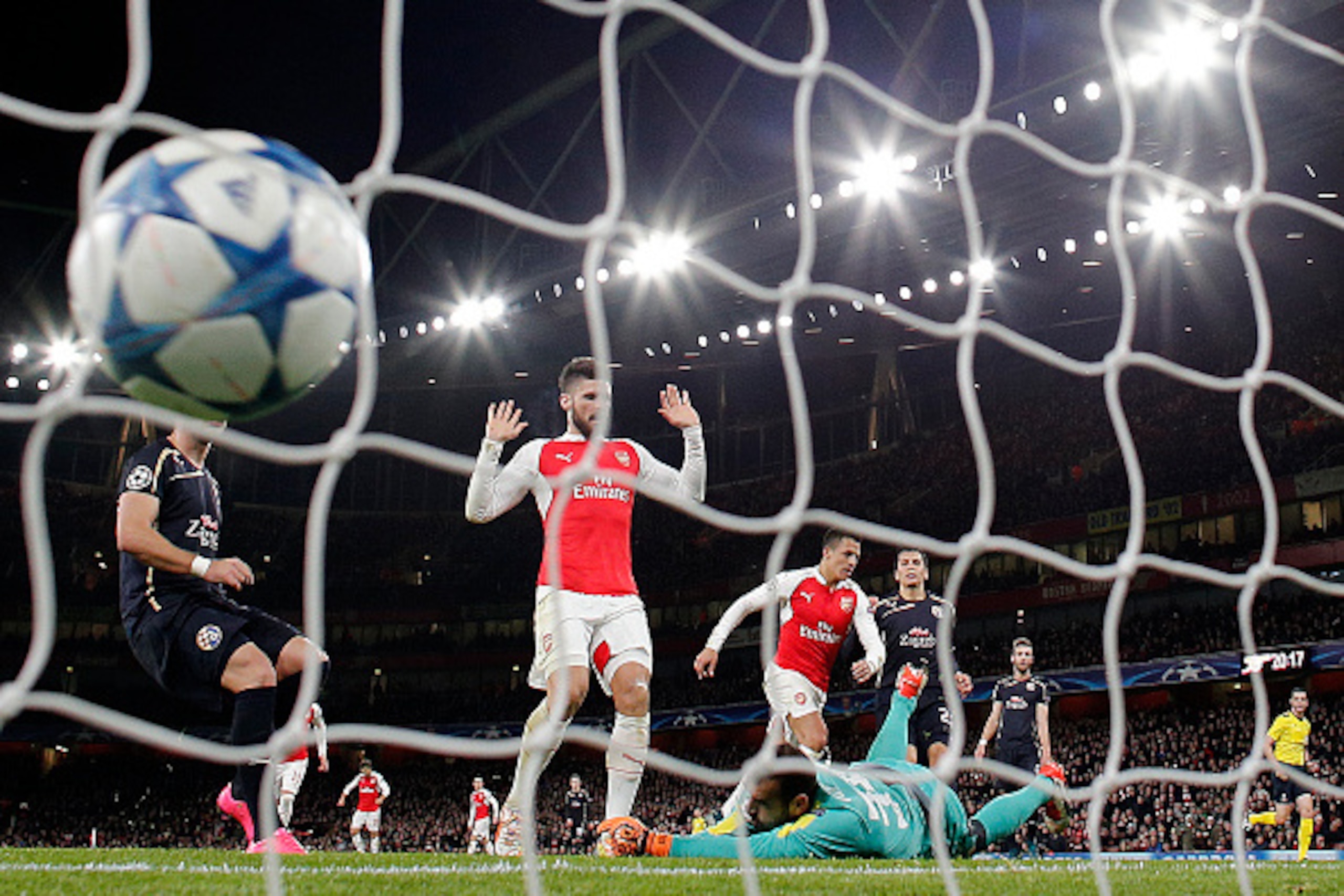 Arsenal's Chilean striker Alexis Sanchez (5th R) scores his team's second goal during their UEFA Champions League Group F football match between Arsenal and GNK Dinamo Zagreb at The Emirates Stadium in London on November 24, 2015. AFP PHOTO / ADRIAN DENNI