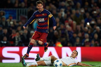 BARCELONA, SPAIN - NOVEMBER 24:  Lionel Messi (10) of Barcelona is tackled by Miralem Pjanic of Roma during the UEFA Champions League Group E match between FC Barcelona and AS Roma at Camp Nou on November 24, 2015 in Barcelona, Spain.  (Photo by Manuel Qu