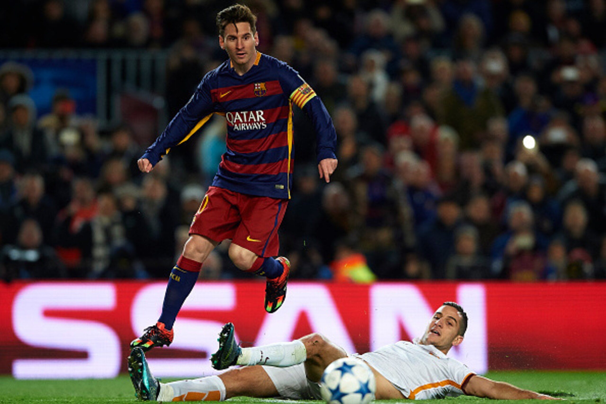 BARCELONA, SPAIN - NOVEMBER 24:  Lionel Messi (10) of Barcelona is tackled by Miralem Pjanic of Roma during the UEFA Champions League Group E match between FC Barcelona and AS Roma at Camp Nou on November 24, 2015 in Barcelona, Spain.  (Photo by Manuel Qu