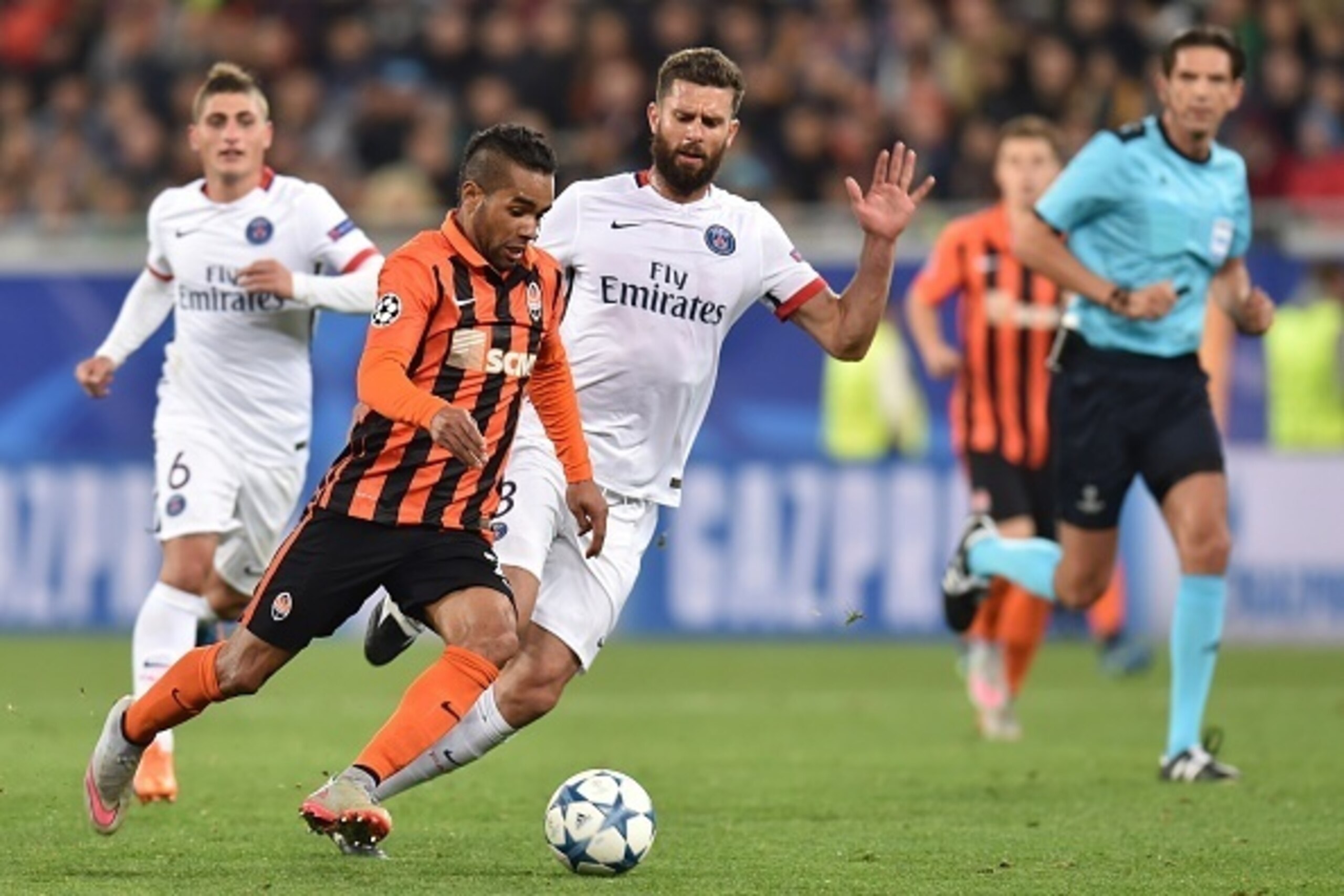 Shakhtar Donetsk's Brazilian midfielder Alex Teixeira (L) vies with Paris Saint-Germain's Italian midfielder Thiago Motta during the UEFA Champions League group A football match between Shakhtar Donetsk and Paris Saint-Germain at the Arena Lviv, in the Uk
