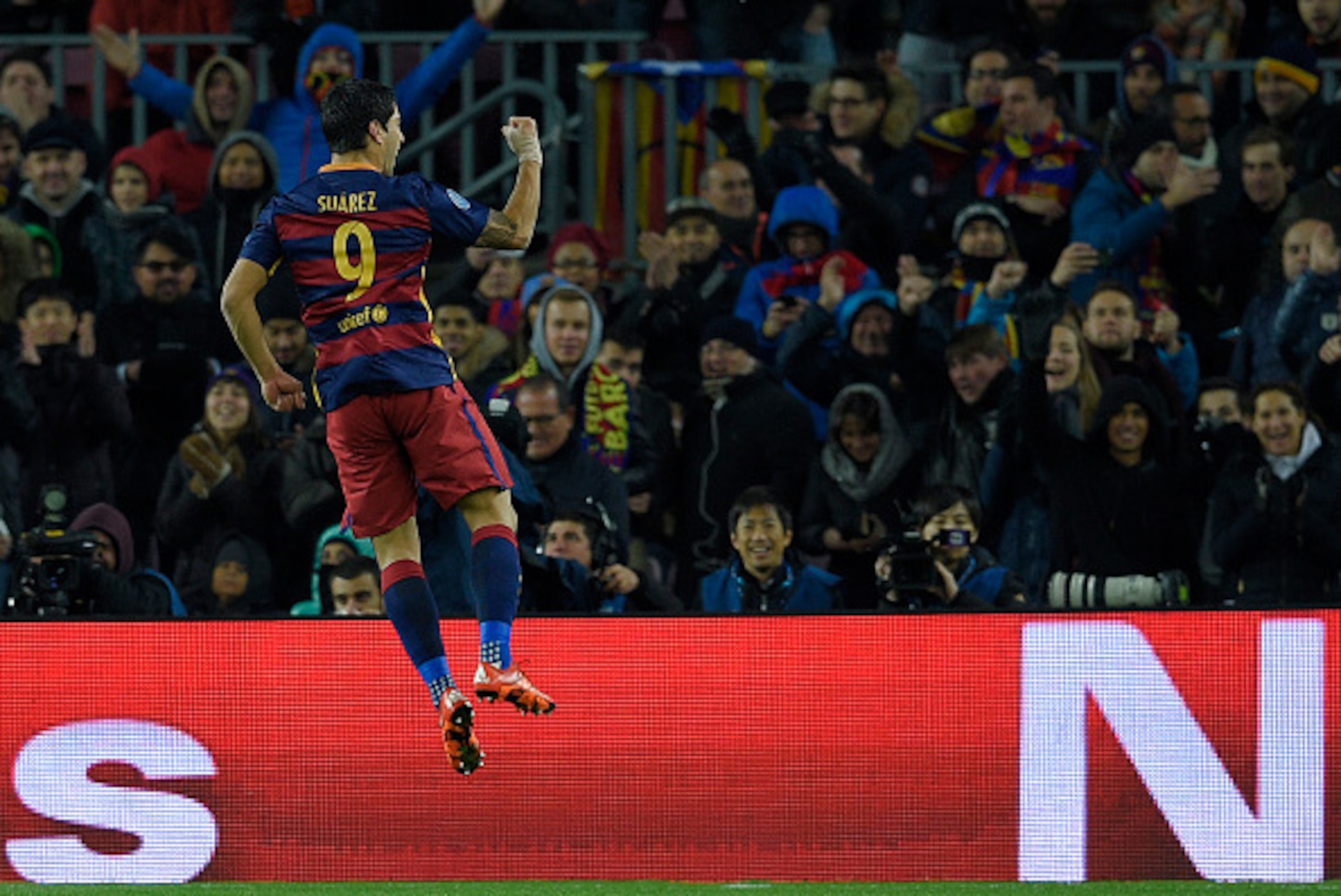 Barcelona's Uruguayan forward Luis Suarez celebrates after scoring during the UEFA Champions League Group E football match FC Barcelona vs AS Roma at the Camp Nou stadium in Barcelona on November 24, 2015.   AFP PHOTO/ LLUIS GENE / AFP / LLUIS GENE       