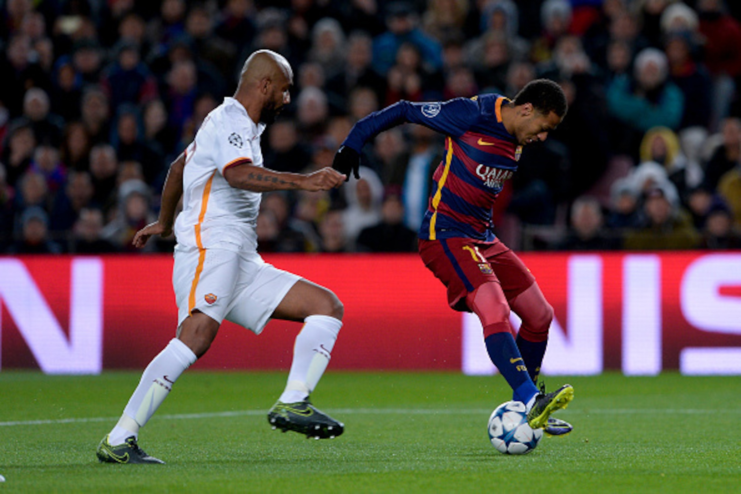 Roma's Brazilian defender Maicon (L) vies with Barcelona's Brazilian forward Neymar during the UEFA Champions League Group E football match FC Barcelona vs AS Roma at the Camp Nou stadium in Barcelona on November 24, 2015.   AFP PHOTO/ JOSEP LAGO / AFP / 