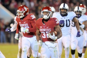 NORMAN, OK - NOVEMBER 21: Running back Samaje Perine #32 of the Oklahoma Sooners runs for a second half touchdown against the TCU Horned Frogs on November 21, 2015 at the Gaylord Family Oklahoma Memorial Stadium in Norman, Oklahoma. (Photo by Jackson Laiz