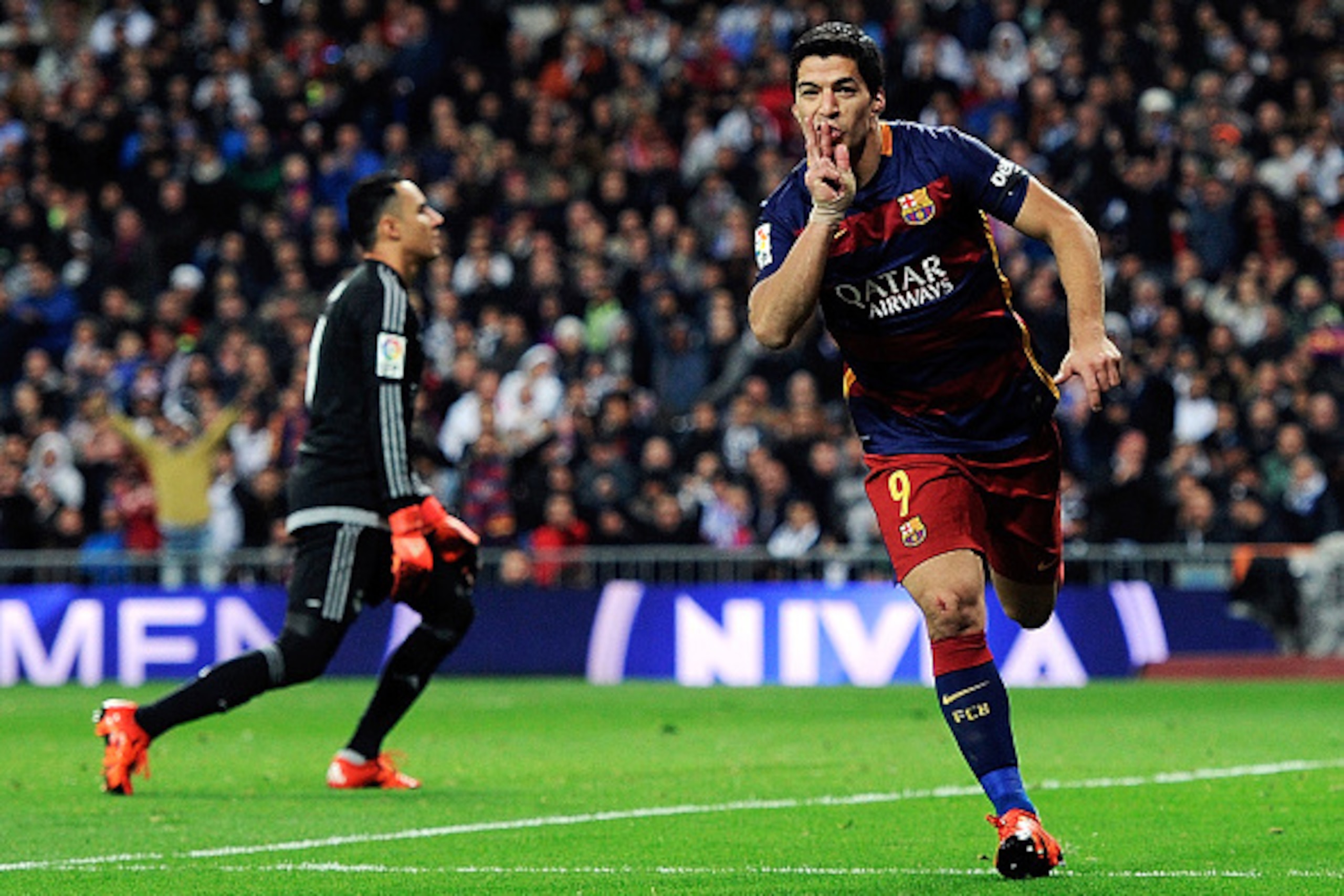 MADRID, SPAIN - NOVEMBER 21:  Luis Suarez of FC Barcelona celebrates after scoring his team's 4th goal during the La Liga match between Real Madrid and Barcelona at Estadio Santiago Bernabeu on November 21, 2015 in Madrid, Spain.  (Photo by Denis Doyle/Ge