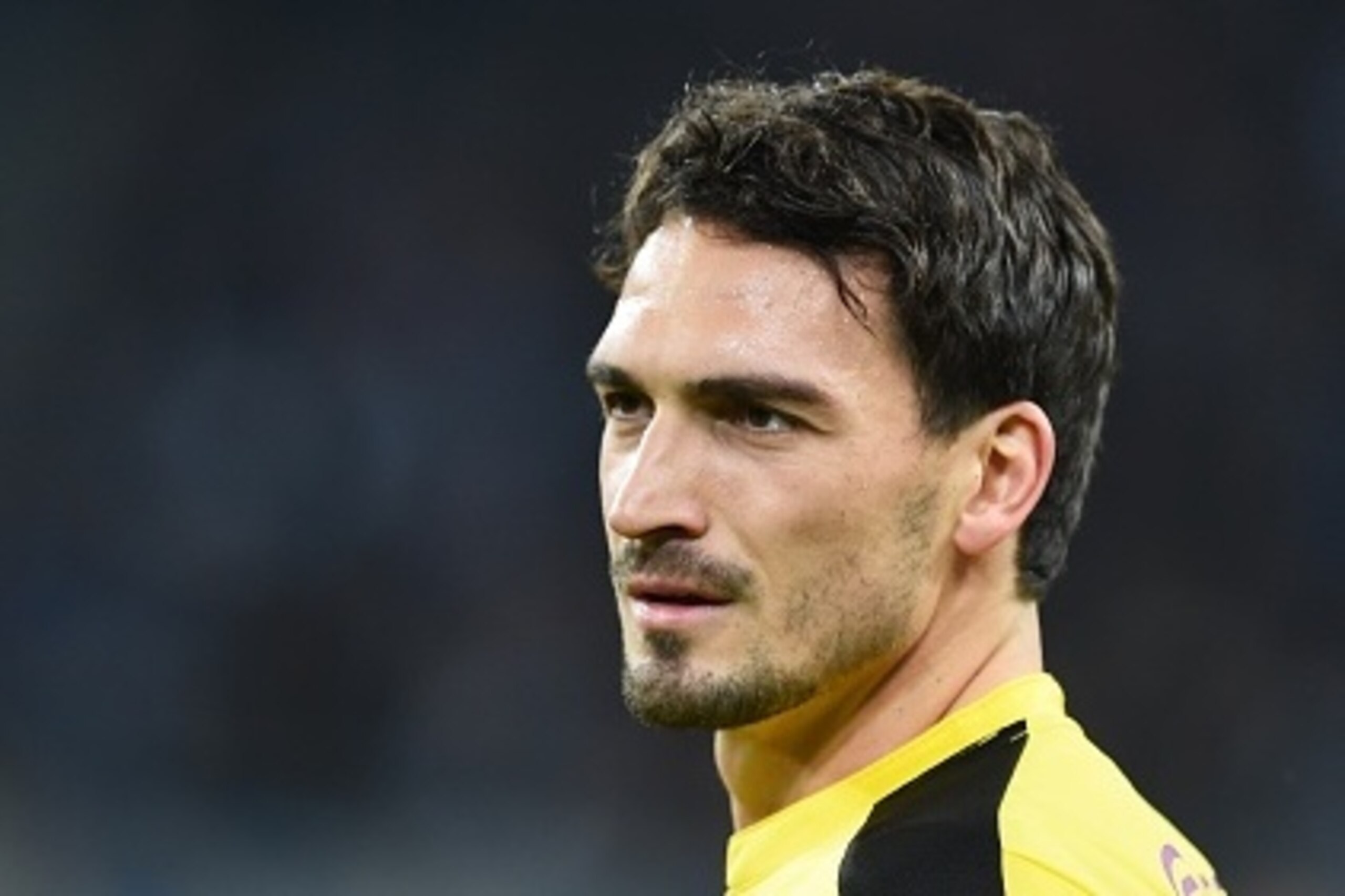 Dortmund's defender Mats Hummels warms up prior to the German first division football Bundesliga match between Hamburg SV and Borussia Dortmund in Hamburg, northern Germany on November 20, 2015. AFP PHOTO / CARMEN JASPERSEN

RESTRICTIONS: DURING MATCH TIM