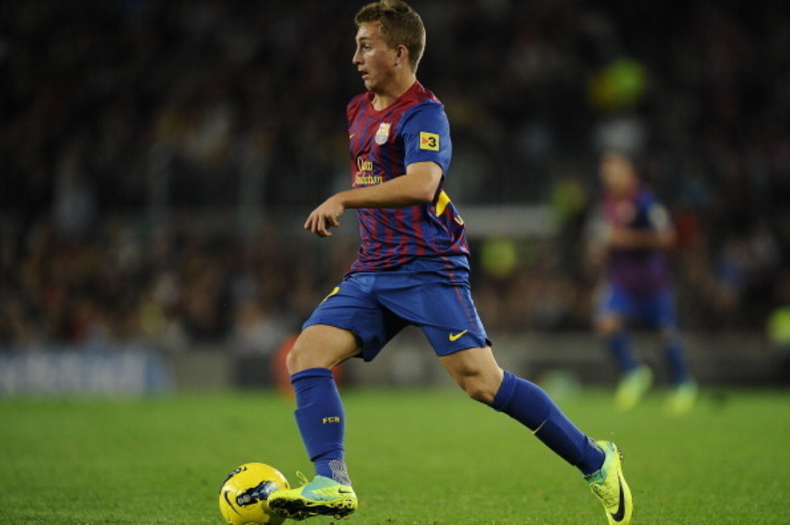 BARCELONA, SPAIN - OCTOBER 29:  Gerard Deulofeu of FC Barcelona runs with the ball during the La Lliga match between FC Barcelona and RCD mallorca at Camp Nou on October 29, 2011 in Barcelona, Spain. FC Barcelona won 5-0.  (Photo by David Ramos/Getty Imag