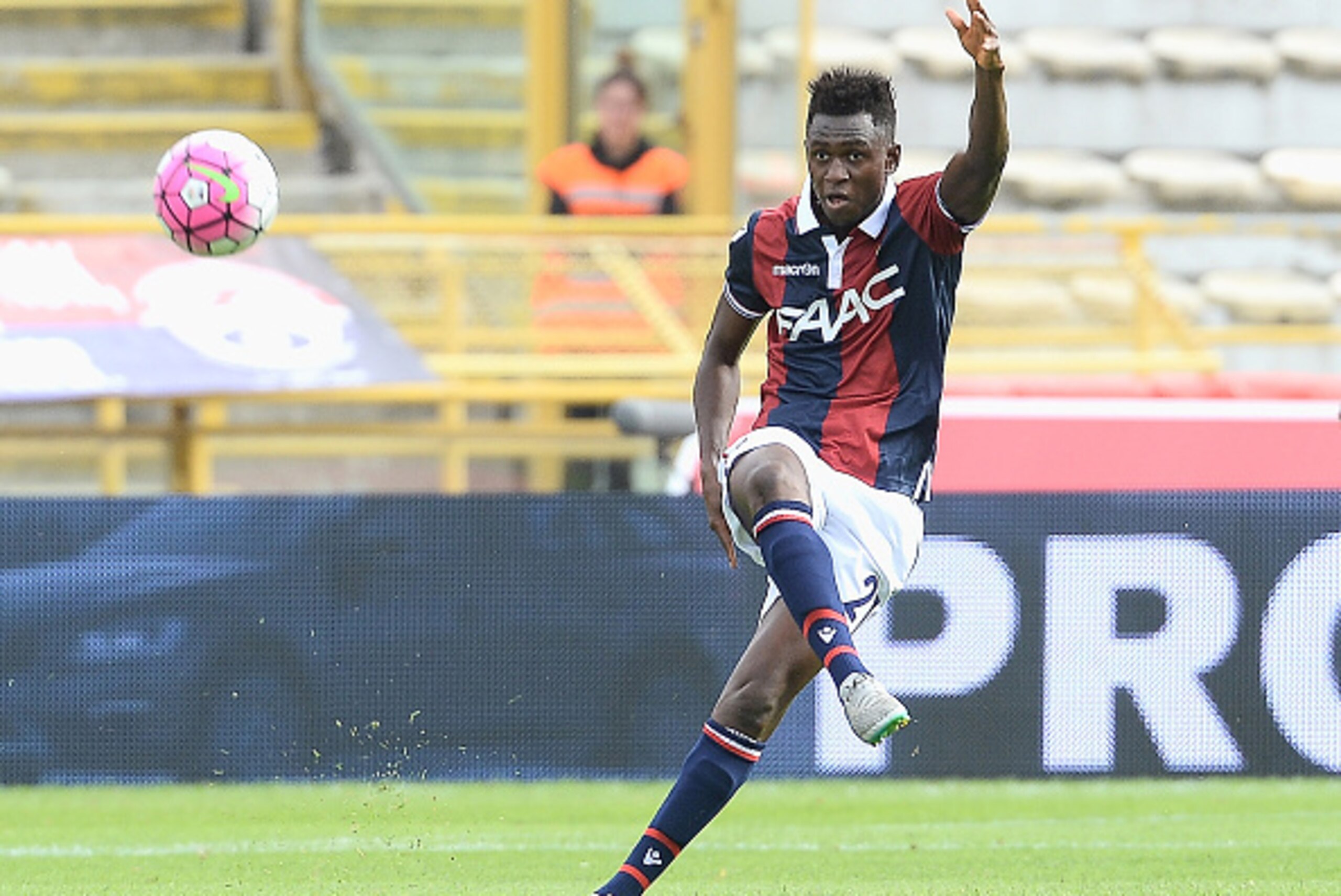 BOLOGNA, ITALY - SEPTEMBER 27: Amadou Diawara # 21 of Bologna FC in action during the Serie A match between Bologna FC and Udinese Calcio at Stadio Renato Dall'Ara on September 27, 2015 in Bologna, Italy.  (Photo by Mario Carlini / Iguana Press/Getty Imag