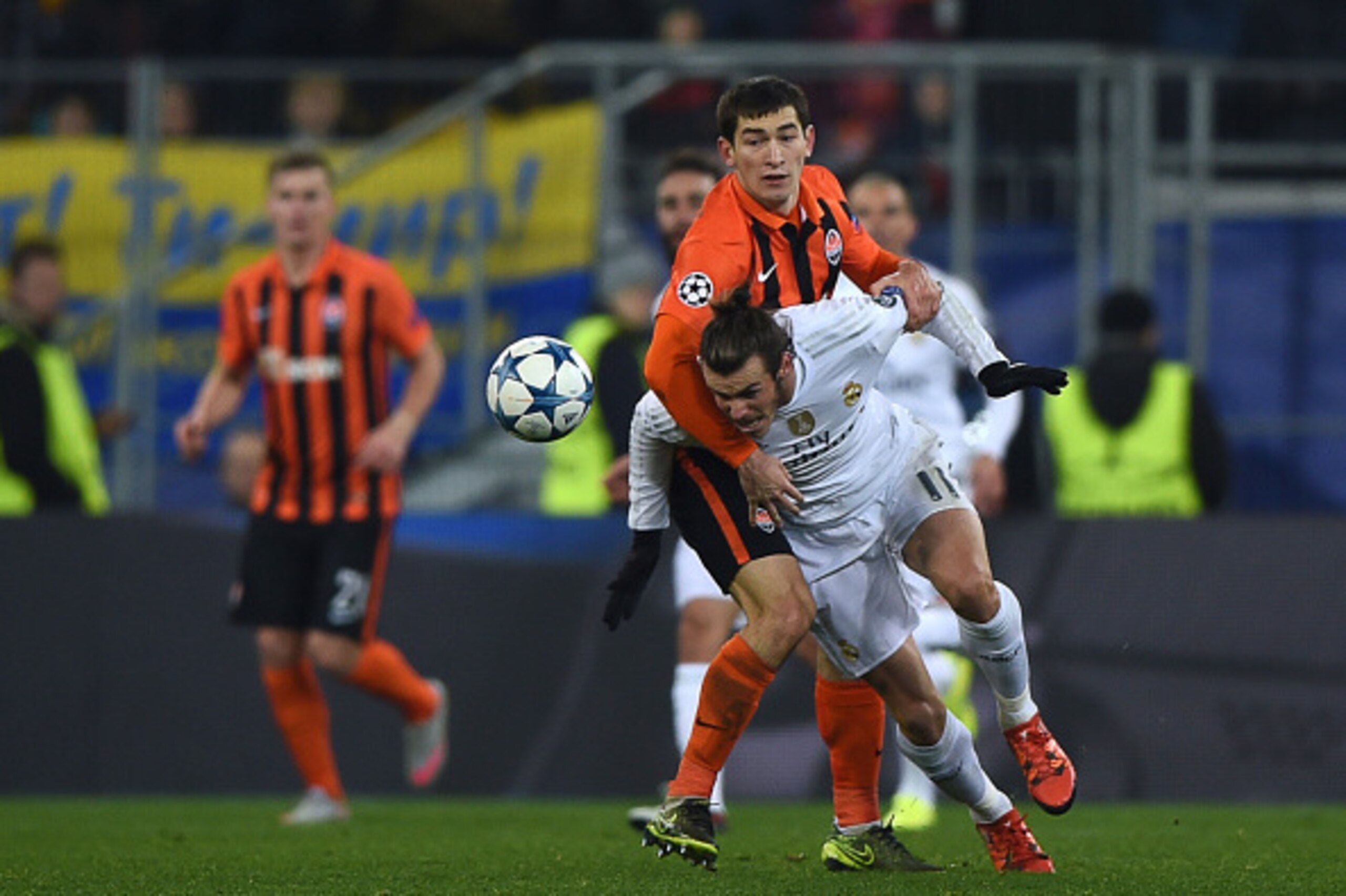 Real Madrid's Welsh forward Gareth Bale (R) vies with Shakhtar Donetsk's midfielder Taras Stepanenko during the UEFA Champions League group A football match between Shakhtar Donetsk and Real Madrid in Lviv on November 25, 2015.  AFP PHOTO / JANEK SKARZYNS