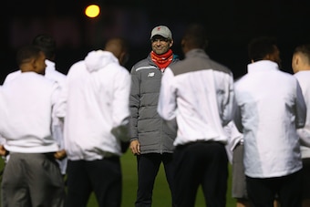 LIVERPOOL, ENGLAND - NOVEMBER 25:  Jurgen Klopp the manager of Liverpool talks with his players during a training session at Melwood Training Complex on November 25, 2015 in Liverpool, United Kingdom.  (Photo by Alex Livesey/Getty Images)