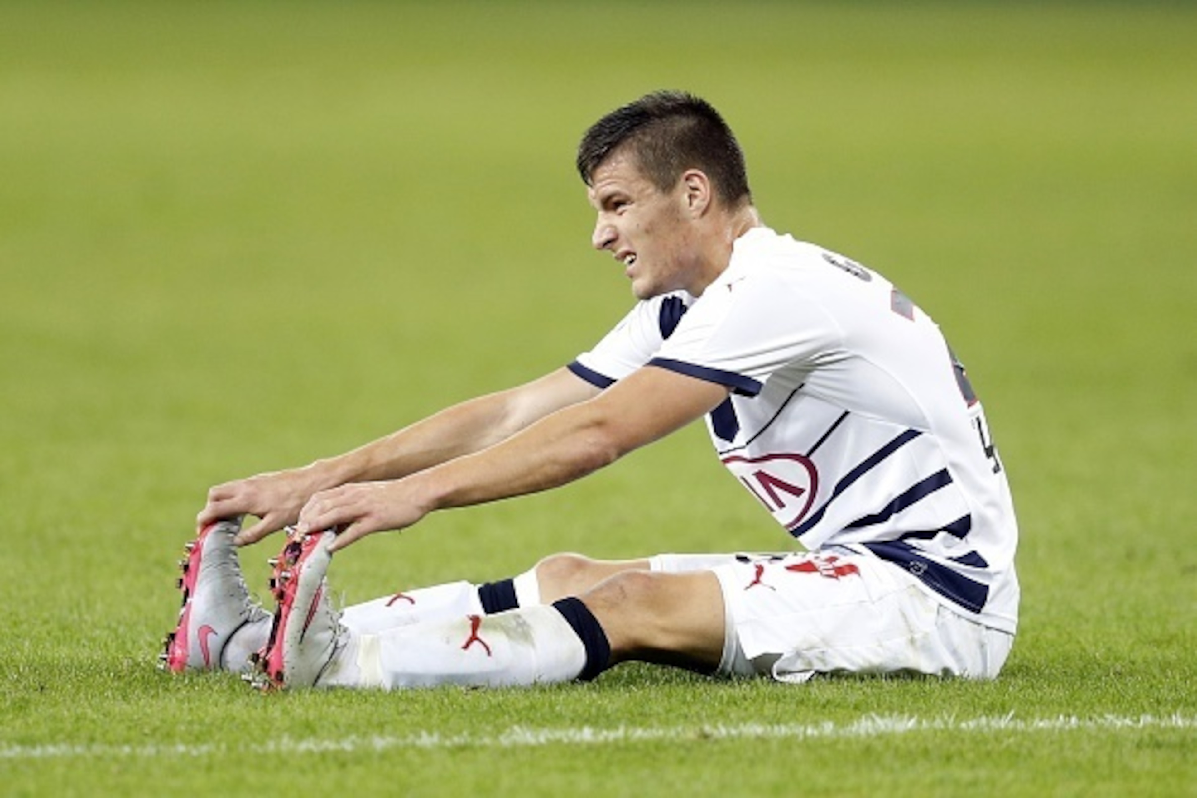 Bordeaux's Frederic Guilbert reacts at the end of the French L1 football match Nice (OGC Nice) vs Bordeaux (GB) on September 23, 2015 at the 'Allianz Riviera' stadium in Nice, southeastern France. Nice won 6 - 1.  AFP PHOTO / VALERY HACHE        (Photo cr