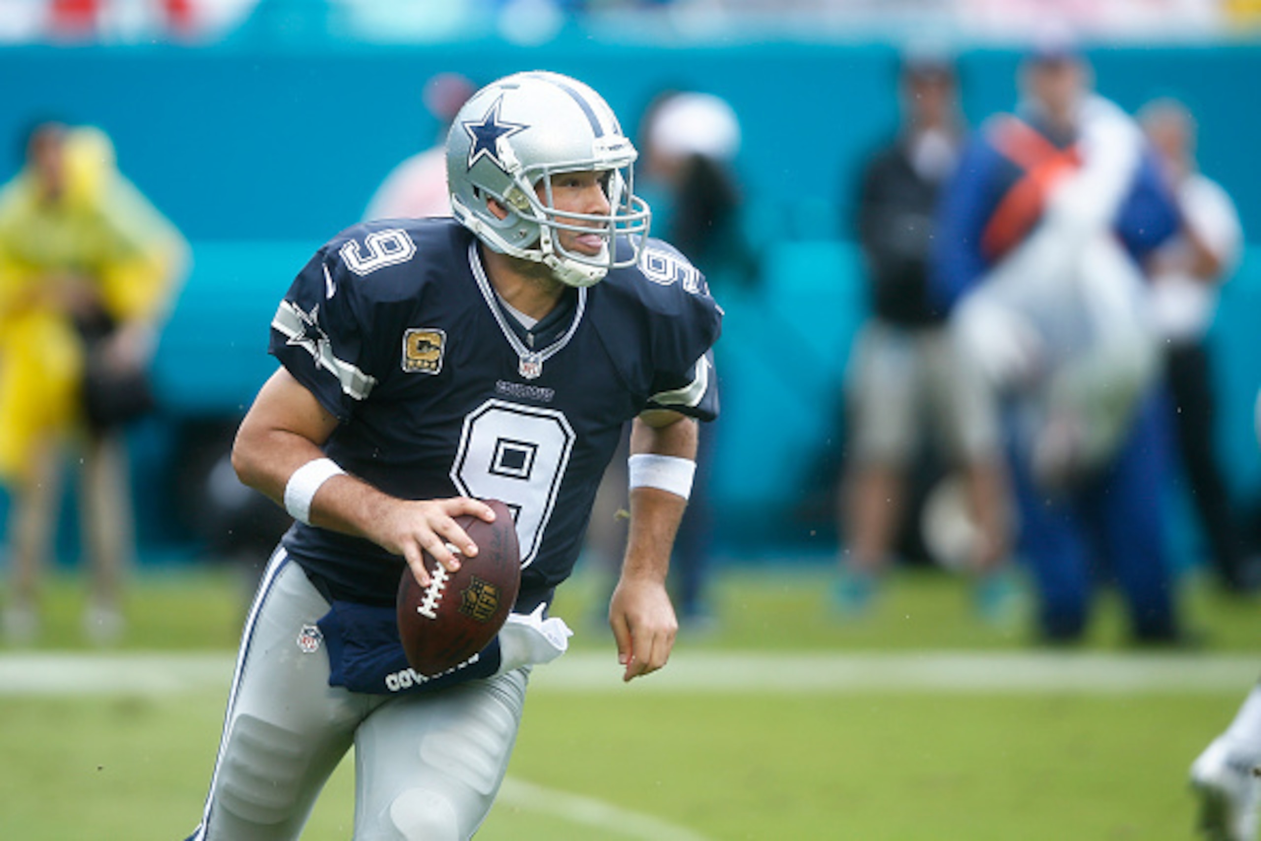 MIAMI GARDENS, FL - NOVEMBER 22: Tony Romo #9 of the Dallas Cowboys looks to pass against the Miami Dolphins during the game at Sun Life Stadium on November 22, 2015 in Miami Gardens, Florida. Dallas defeated Miami 24-14. (Photo by Joe Robbins/Getty Image