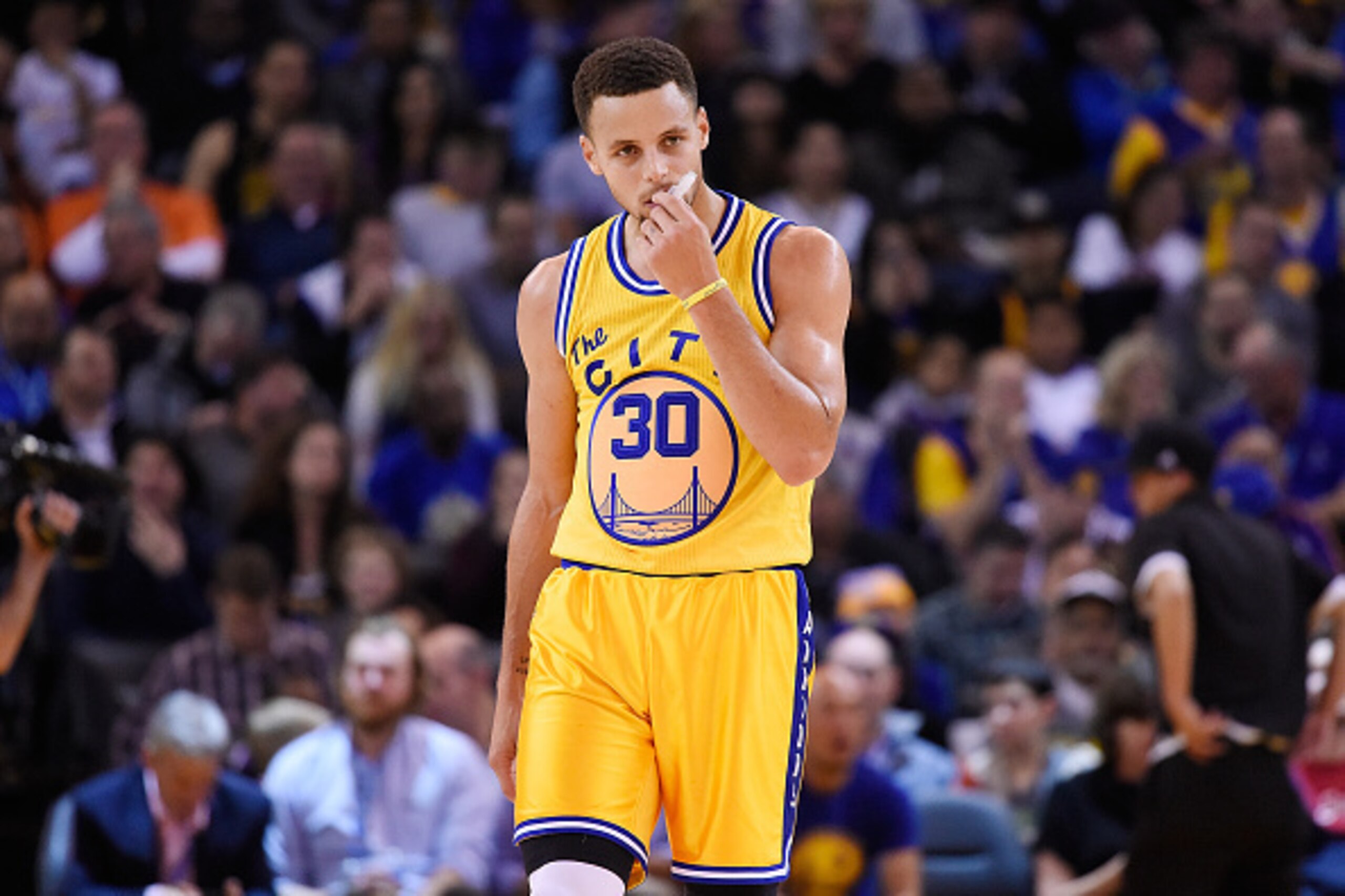 OAKLAND, CA - NOVEMBER 24: Stephen Curry #30 of the Golden State Warriors chewing on his mouth piece, looks on while there's a break in the action against the Los Angeles Lakers at ORACLE Arena on November 24, 2015 in Oakland, California. NOTE TO USER: U OAKLAND, CA - NOVEMBER 24: Stephen Curry #30 of the Golden State Warriors chewing on his mouth piece, looks on while there's a break in the action against the Los Angeles Lakers at ORACLE Arena on November 24, 2015 in Oakland, California. NOTE TO USER: U