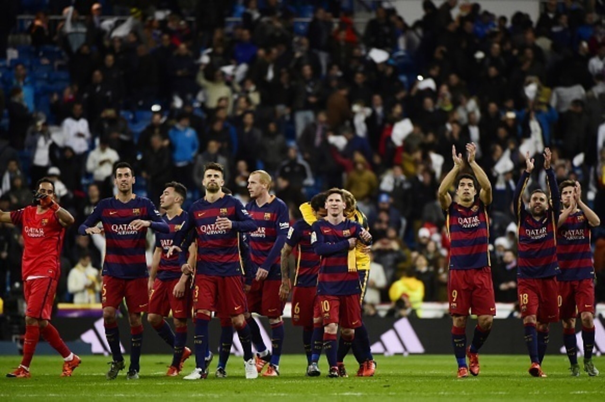 Barcelona's players acknowledge the crowd after the Spanish league 'Clasico' football match Real Madrid CF vs FC Barcelona at the Santiago Bernabeu stadium in Madrid on November 21, 2014.   AFP PHOTO / PIERRE-PHILIPPE MARCOU        (Photo credit should re
