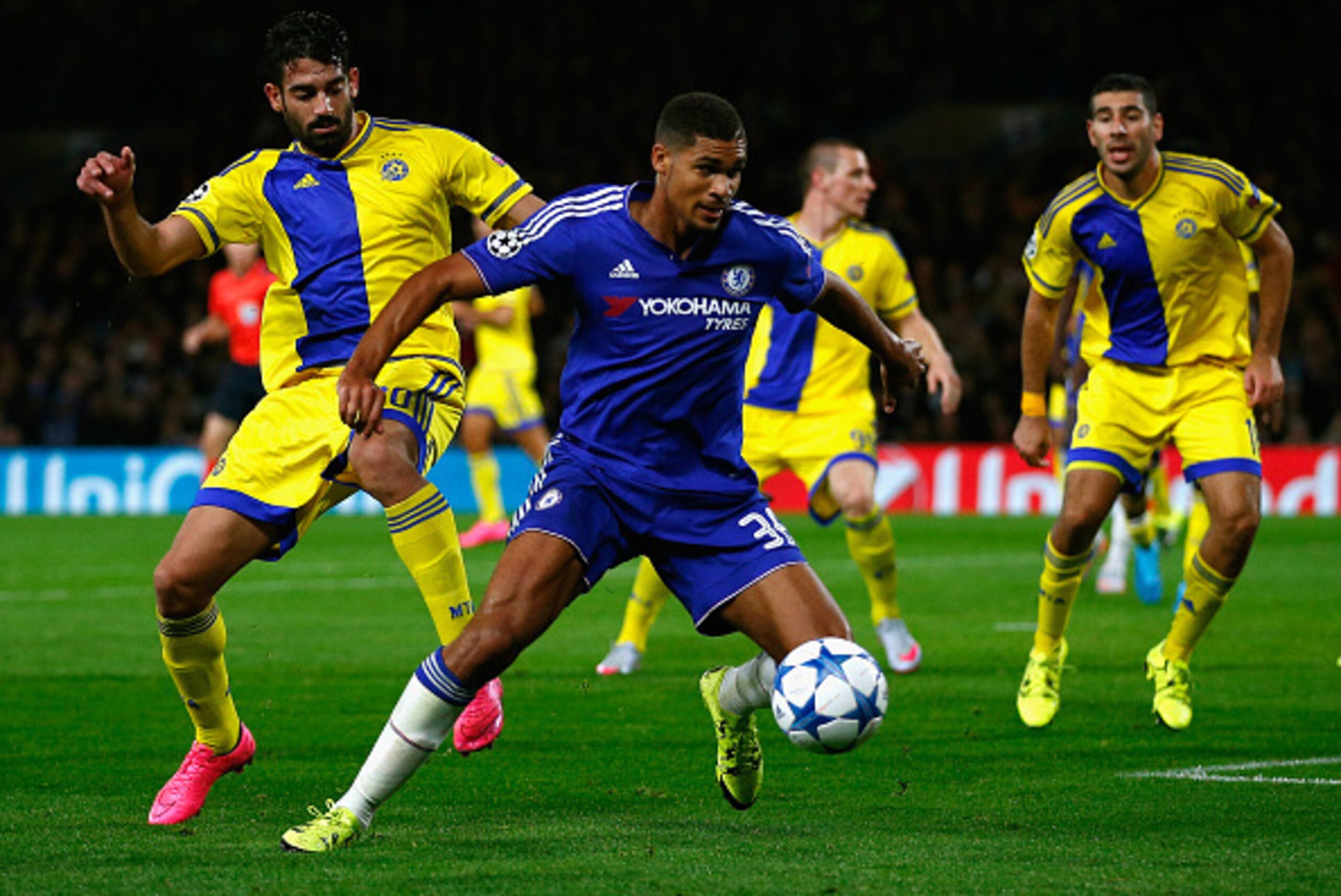 LONDON, ENGLAND - SEPTEMBER 16:  Ruben Loftus-Cheek of Chelsea holds off Omri Ben Harush of Maccabi Tel Aviv during the UEFA Chanmpions League group G match between Chelsea and Maccabi Tel-Aviv FC at Stamford Bridge on September 16, 2015 in London, United