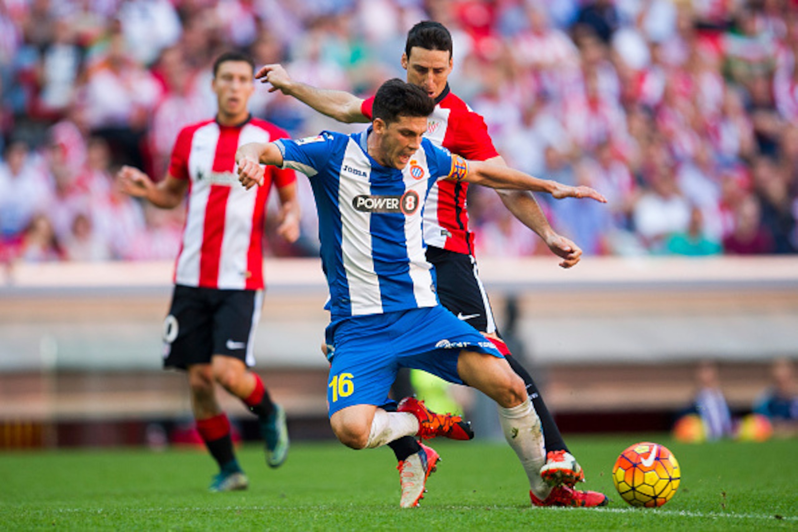 BILBAO, SPAIN - NOVEMBER 08:  Aritz Aduriz of Athletic Club duels for the ball with Javier Lopez of RCD Espanyol during the La Liga match between Athletic Club and RCD Espanyol at San Mames Stadium on November 8, 2015 in Bilbao, Spain.  (Photo by Juan Man