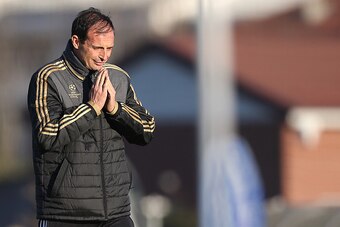 Juventus' coach Massimiliano Allegri takes part in a training session at the Juventus Training Center in Vinovo, near Turin, on November 24, 2015, on the eve of the UEFA Champions League football match Juventus vs Manchester City.   / AFP / MARCO BERTOREL