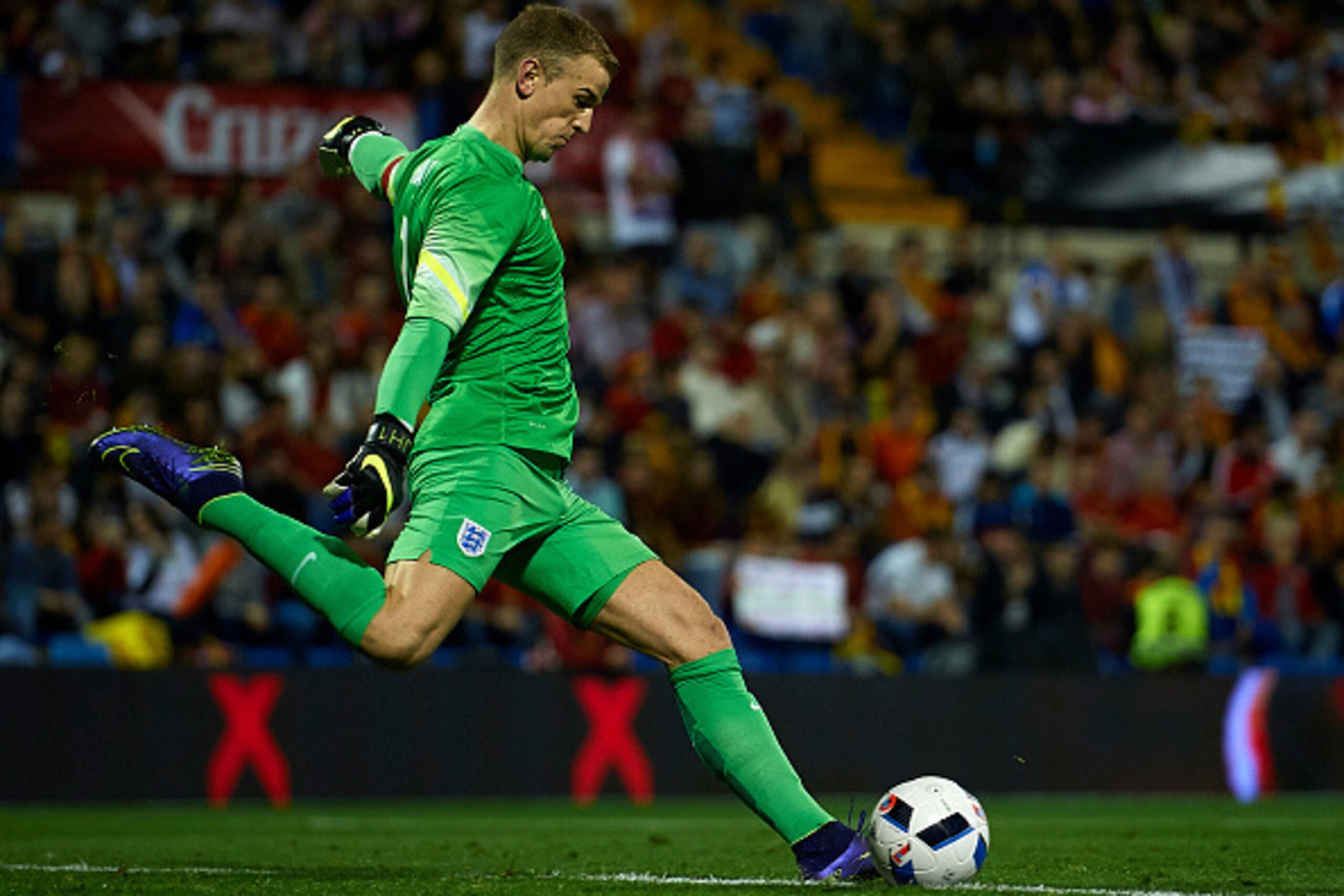 ALICANTE, SPAIN - NOVEMBER 13:  Joe Hart of England in action during the international friendly match between Spain and England at Jose Rico Perez Stadium on November 13, 2015 in Alicante, Spain.  (Photo by Manuel Queimadelos Alonso/Getty Images)