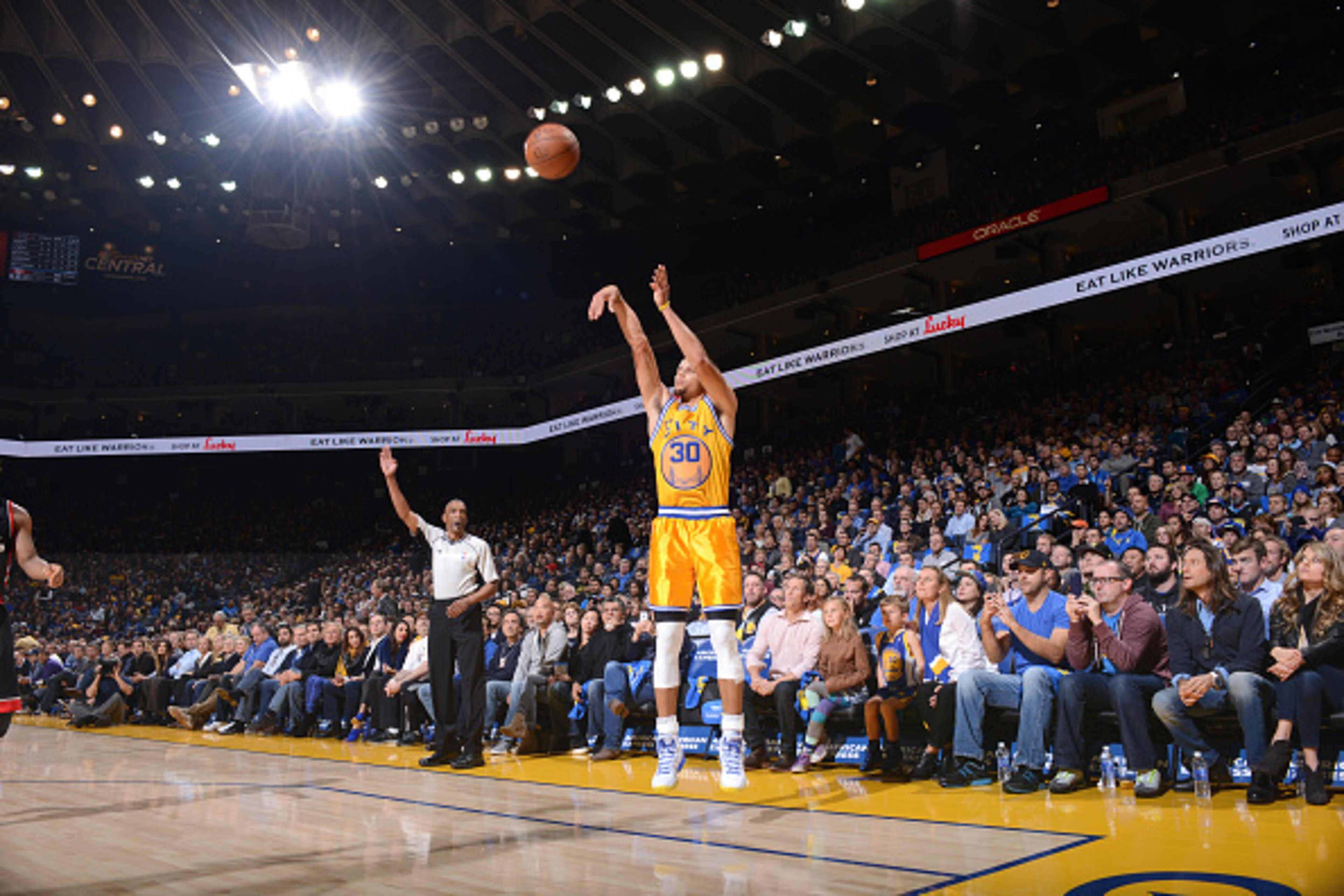 OAKLAND, CA - NOVEMBER 17: Stephen Curry #30 of the Golden State Warriors shoots against the Toronto Raptors on November 17, 2015 at Oracle Arena in Oakland, California. NOTE TO USER: User expressly acknowledges and agrees that, by downloading and or usin