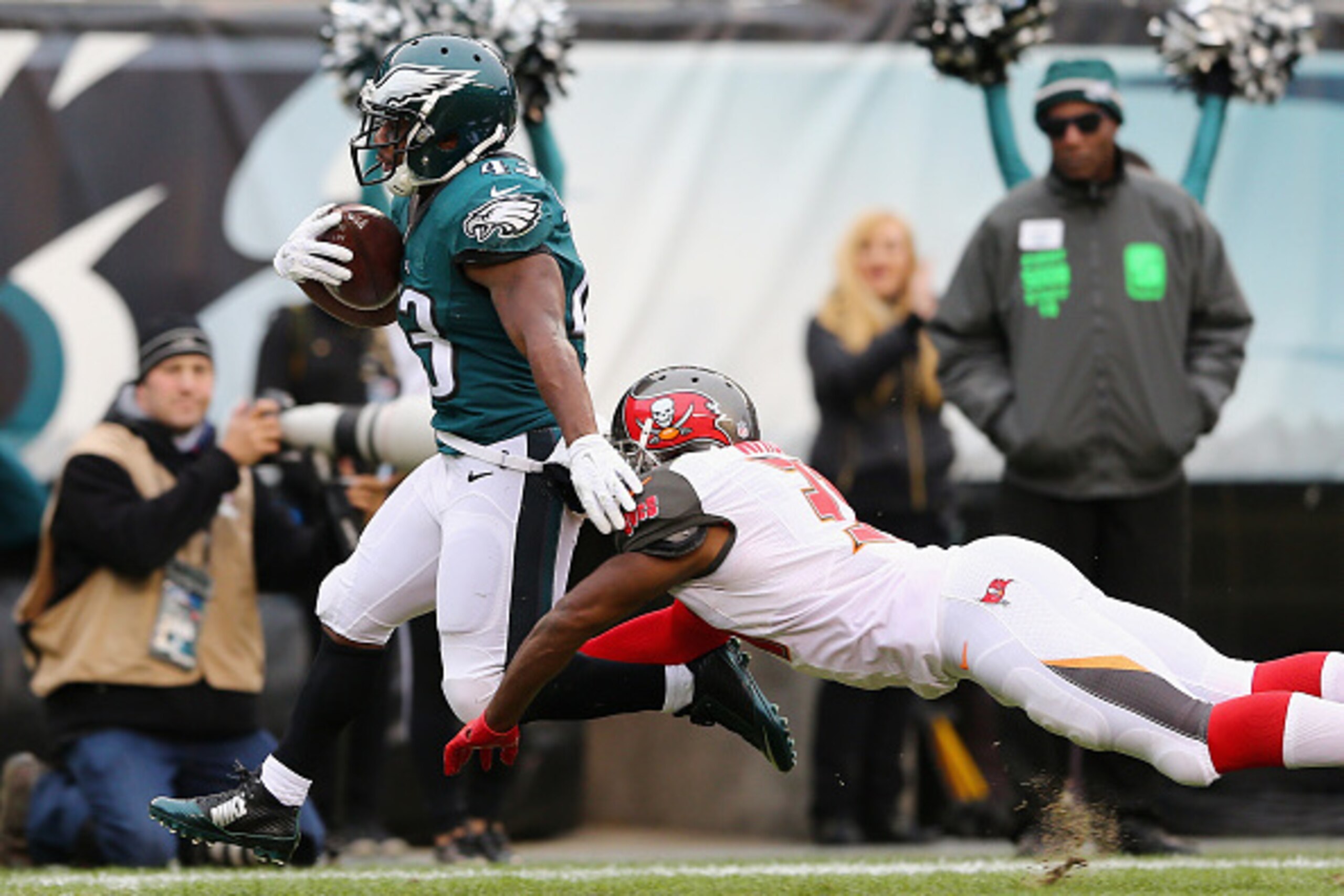 PHILADELPHIA, PA - NOVEMBER 22: Darren Sproles #43 of the Philadelphia Eagles scores a touchdown in the second quarter against Major Wright #31 of the Tampa Bay Buccaneers at Lincoln Financial Field on November 22, 2015 in Philadelphia, Pennsylvania. (P PHILADELPHIA, PA - NOVEMBER 22: Darren Sproles #43 of the Philadelphia Eagles scores a touchdown in the second quarter against Major Wright #31 of the Tampa Bay Buccaneers at Lincoln Financial Field on November 22, 2015 in Philadelphia, Pennsylvania. (P