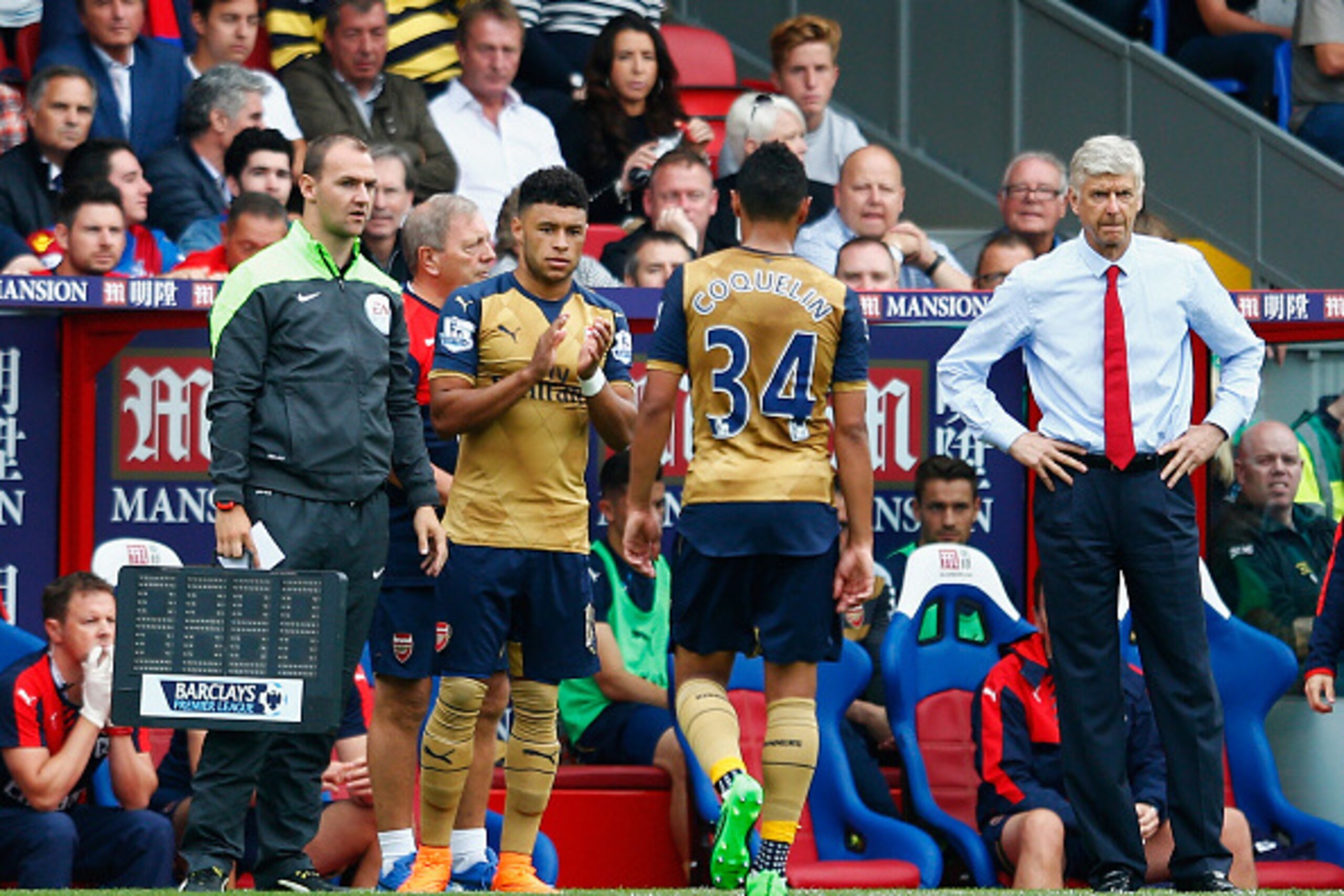 LONDON, ENGLAND - AUGUST 16: Alex Oxlade-Chamberlain of Arsenal comes on as a substitute for Francis Coquelin of Arsenal as Arsene Wenger, manager of Arsenal looks on during the Barclays Premier League match between Crystal Palace and Arsenal at Selhurst 